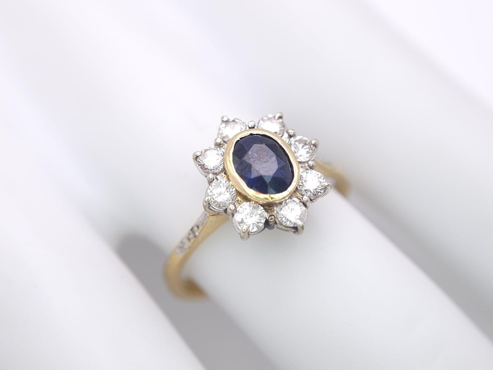 AN 18K YELLOW GOLD DIAMOND & SAPPHIRE CLUSTER RING. 0.60CTW ROUND BRIILIANT CUT DIMAONDS & 0.80CT - Bild 2 aus 7