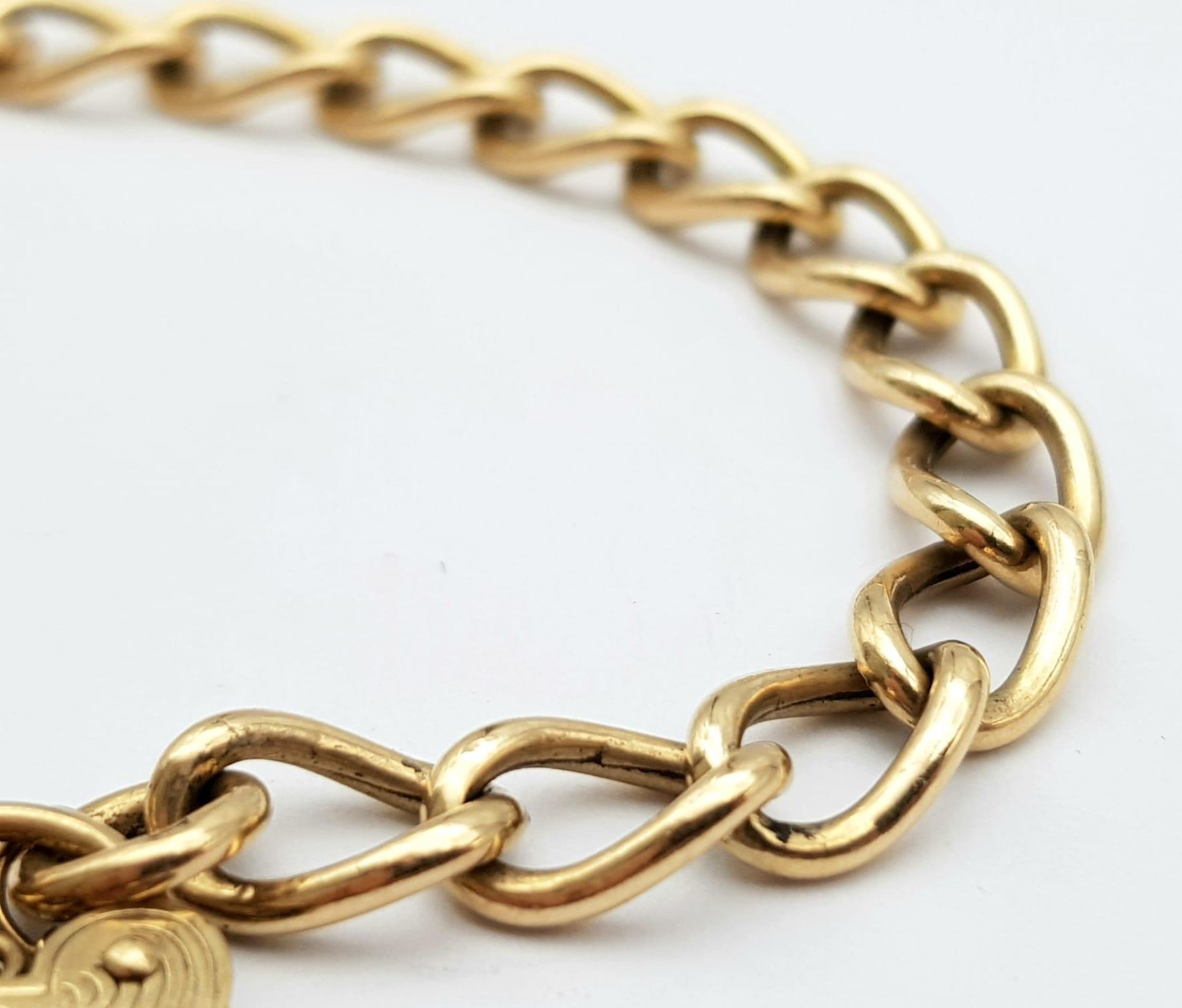 A Vintage 9K Yellow Gold Curb Link Bracelet with Heart Clasp. 18cm. 8.4g weight. - Bild 2 aus 4