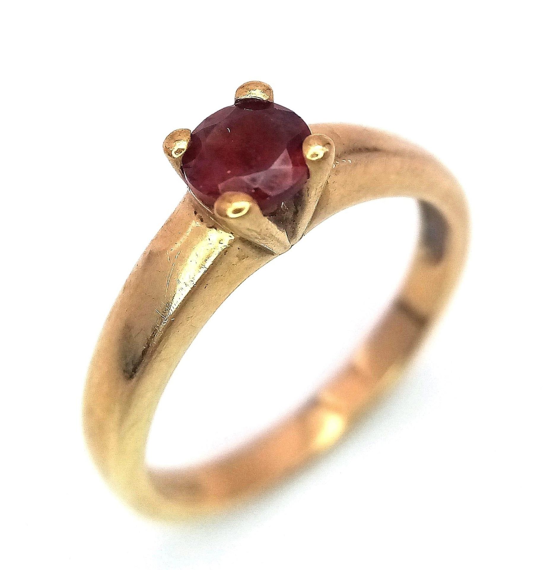 A 9K GOLD GARNET SOLITAIRE RING . 2.9gms size N