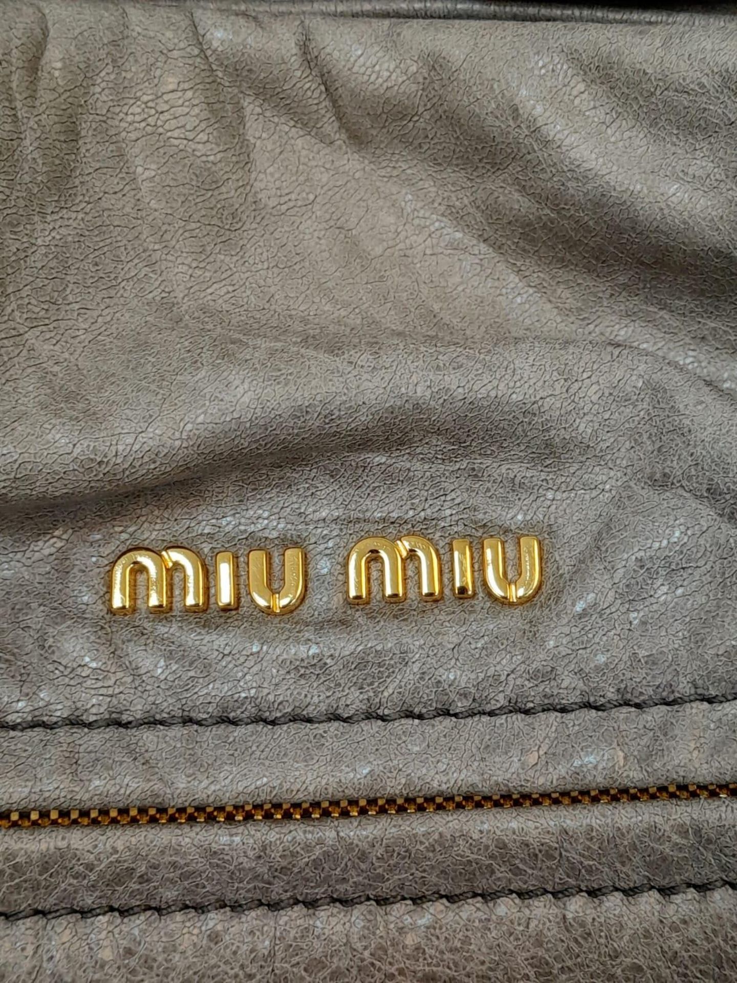 A Miu Miu Vitello Leather Handbag. Textured grey leather exterior with large zipped compartment. - Bild 3 aus 9