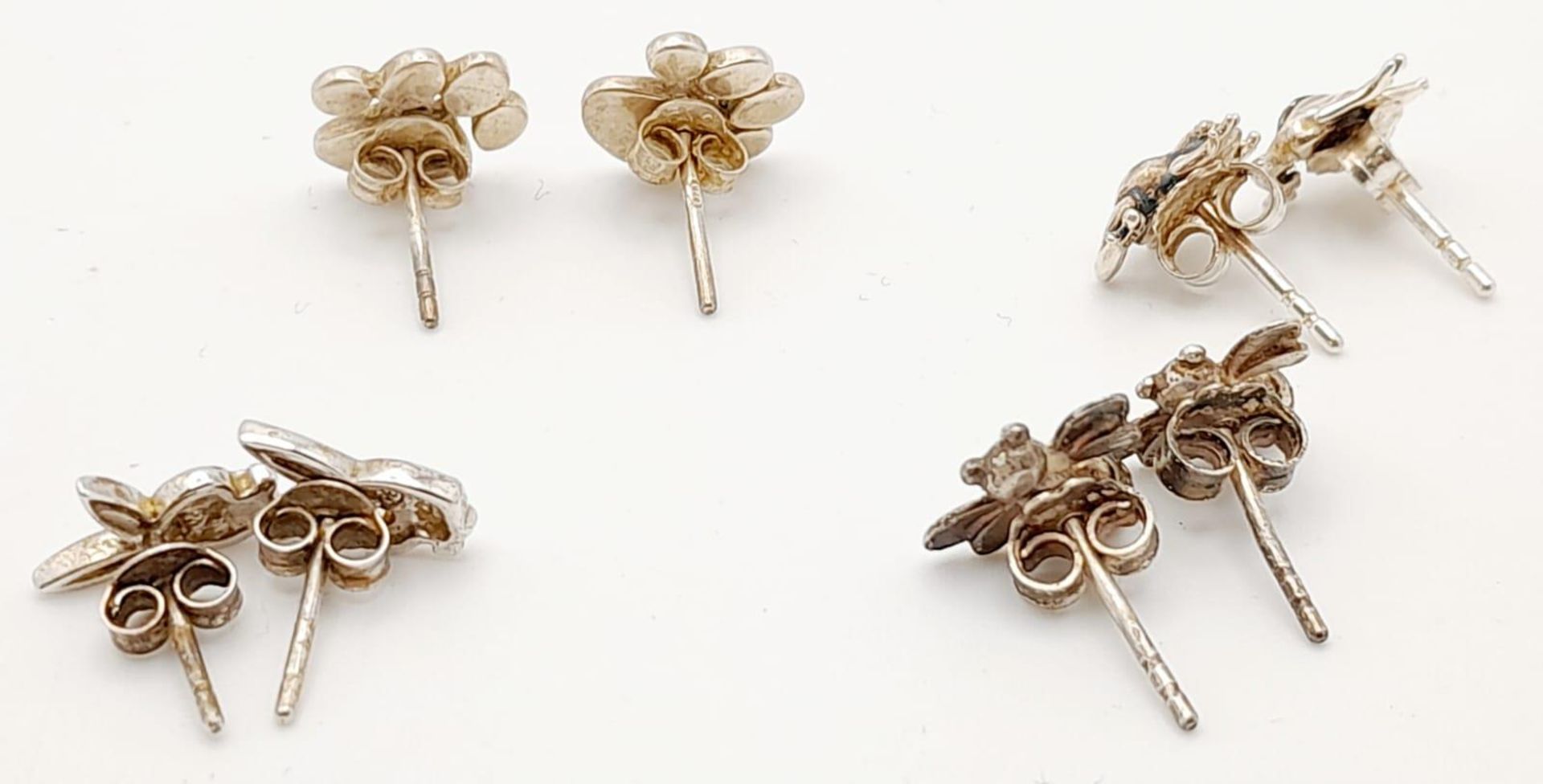 A collection of 4 pairs of silver animal motif earrings include 2 stone set frog and rabbit with bee - Image 3 of 9