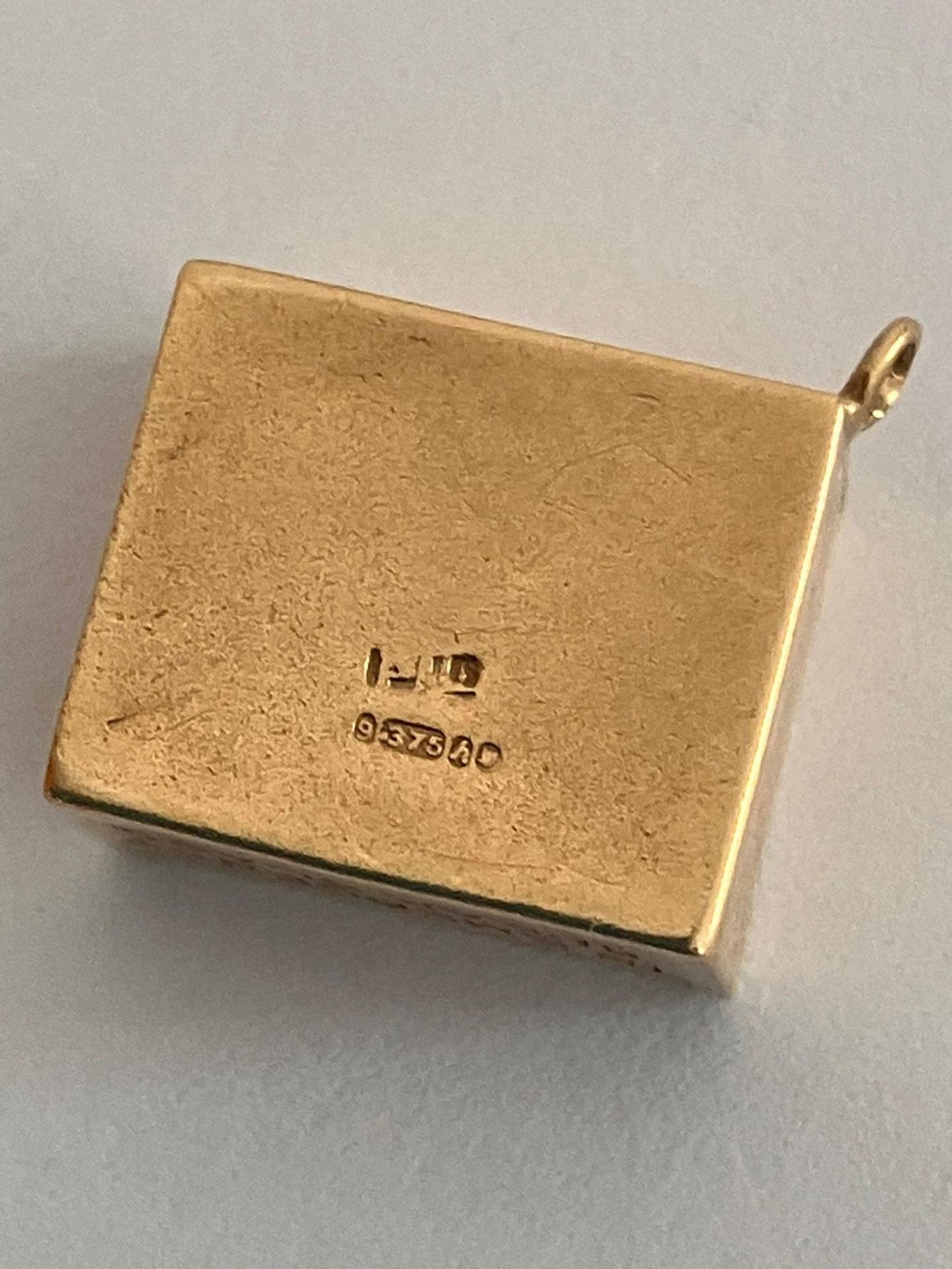 Vintage 9 carat GOLD CHARM, Consisting a 10 SHILLING NOTE folded inside a GOLD case. 2.3 Grams. - Image 2 of 4