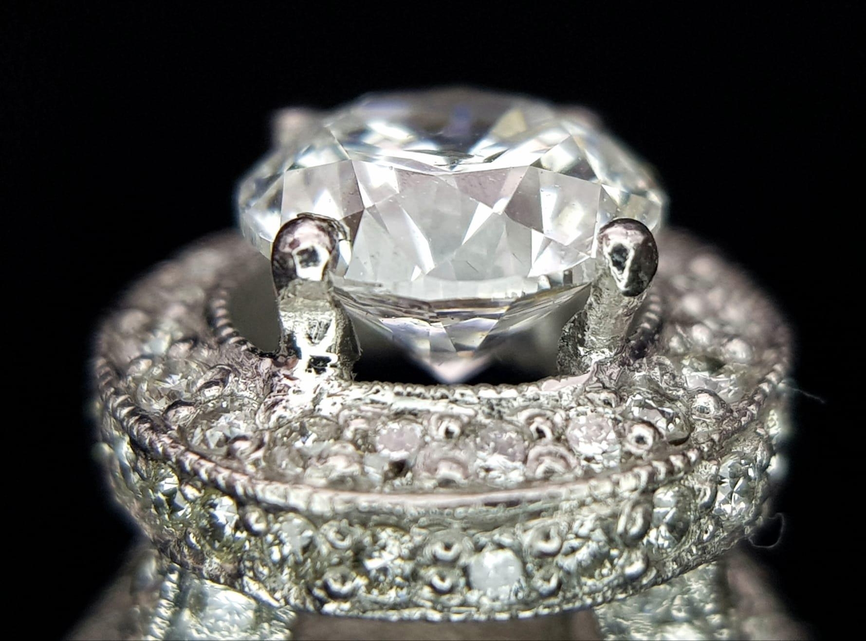 An 18 K white gold ring with a brilliant cut diamond (1.01 carats) surrounded by diamonds on the top - Image 6 of 22