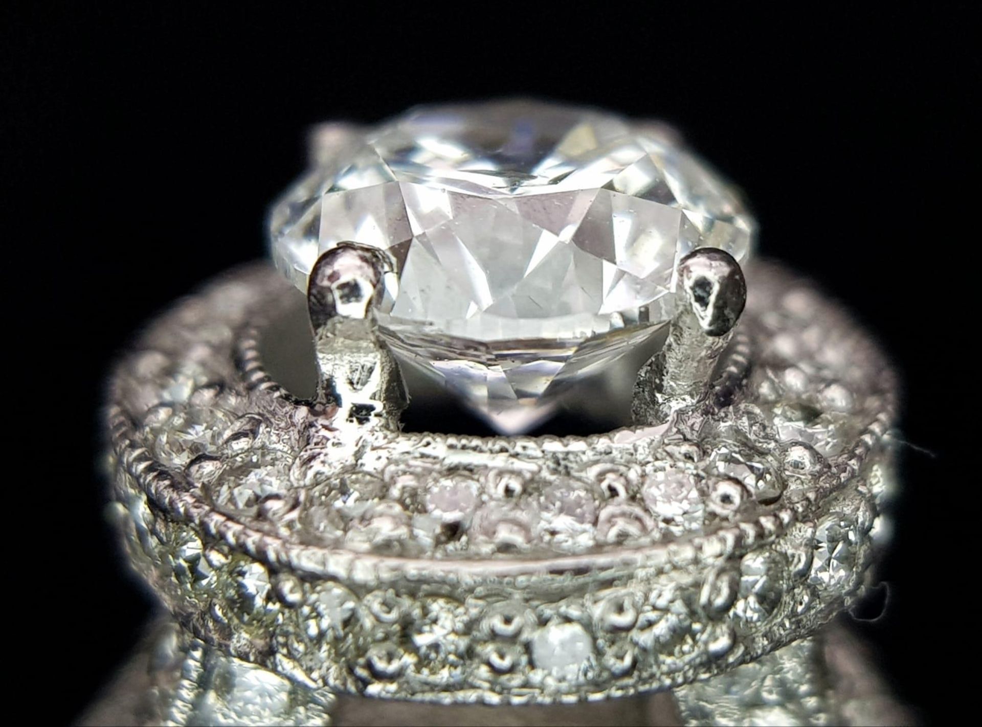 An 18 K white gold ring with a brilliant cut diamond (1.01 carats) surrounded by diamonds on the top - Bild 6 aus 22
