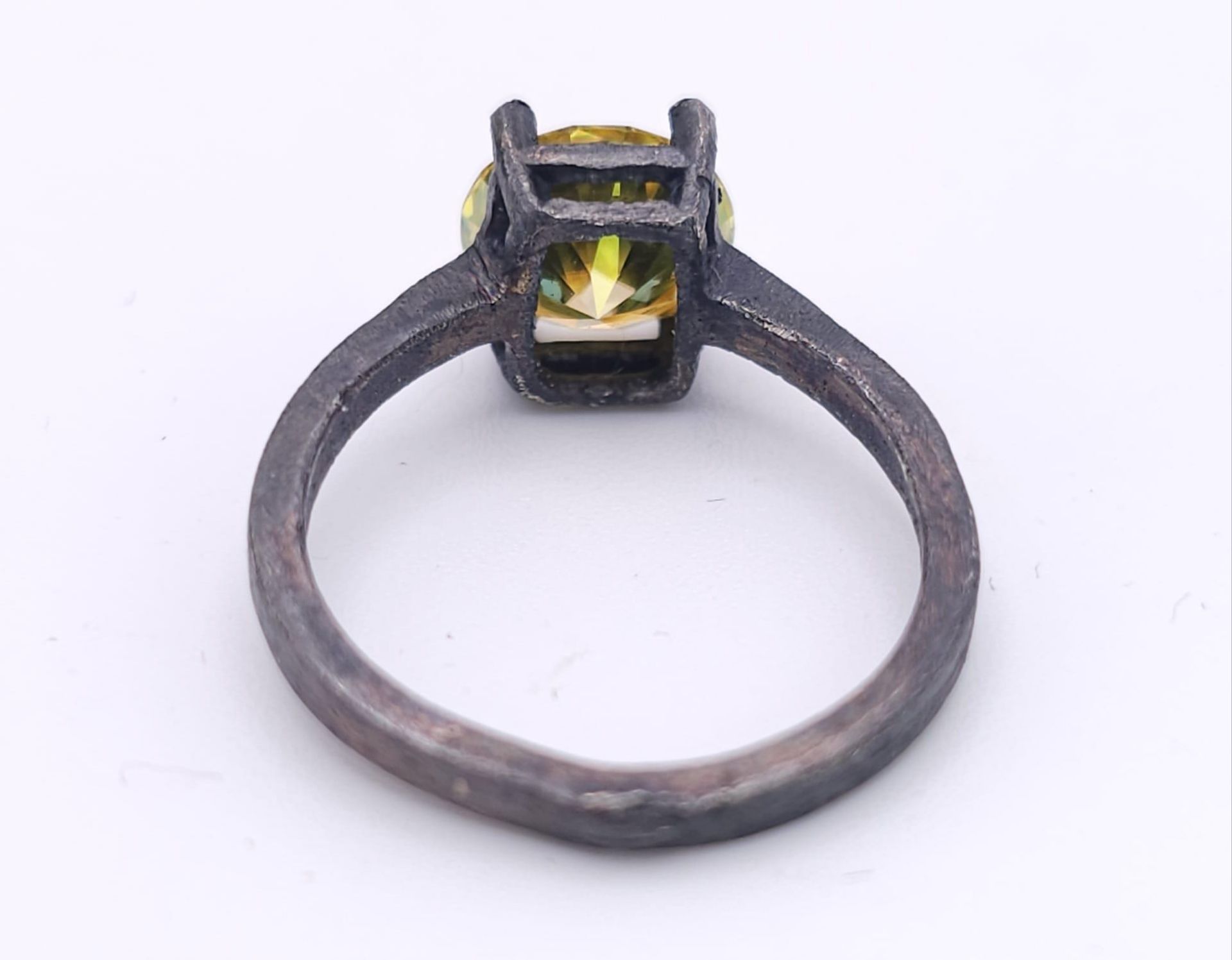 A sterling silver, with a black patina, solitaire ring with a round cut, yellow moissanite (2 - Bild 6 aus 13