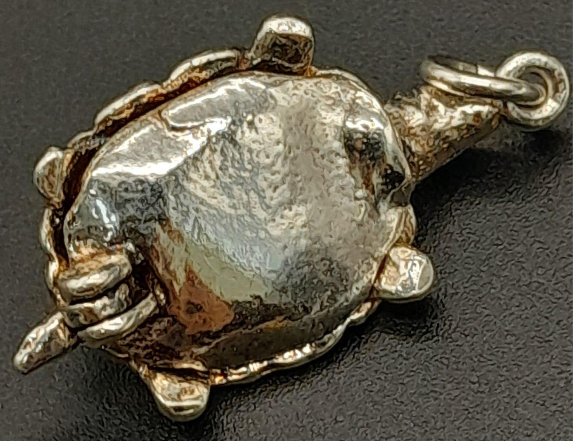 STERLING SILVER TORTOISE CHARM, WHICH OPENS TO REVEAL A HARE DEPICTING THE FAMOUS TORTOISE AND THE - Bild 2 aus 8