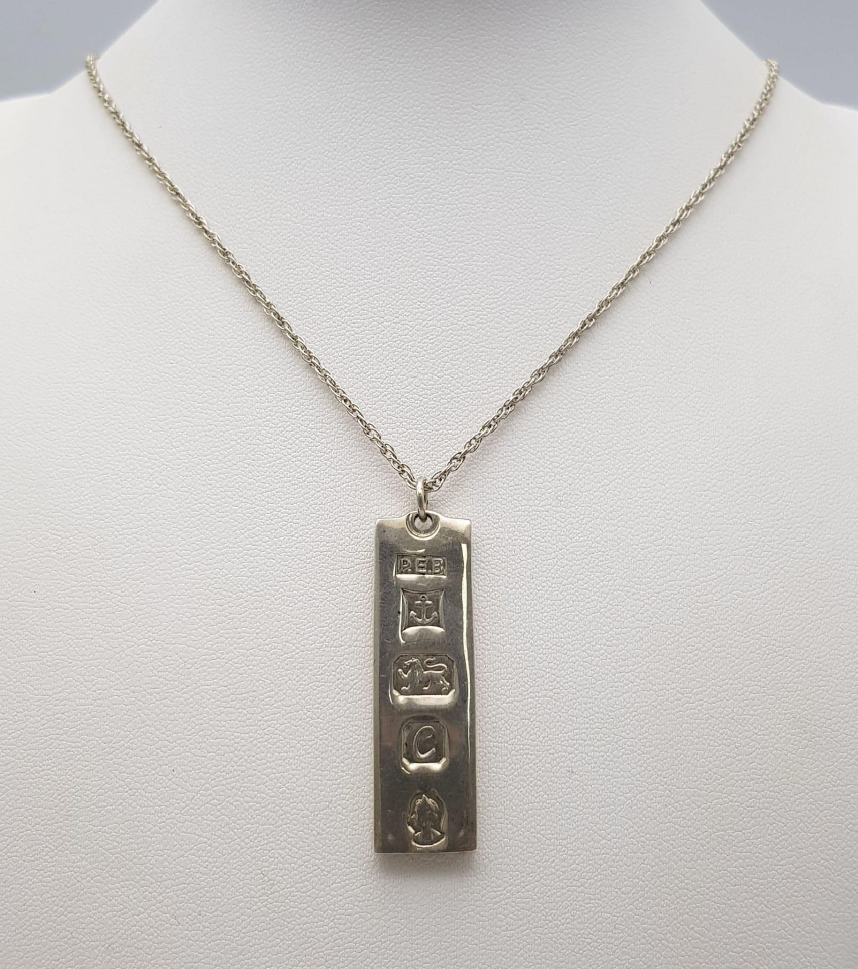 A Hallmarked 1977 (Jubilee Year) Silver Ingot Pendant Necklace. Pendant Measures 4.5cm Length on - Image 4 of 4