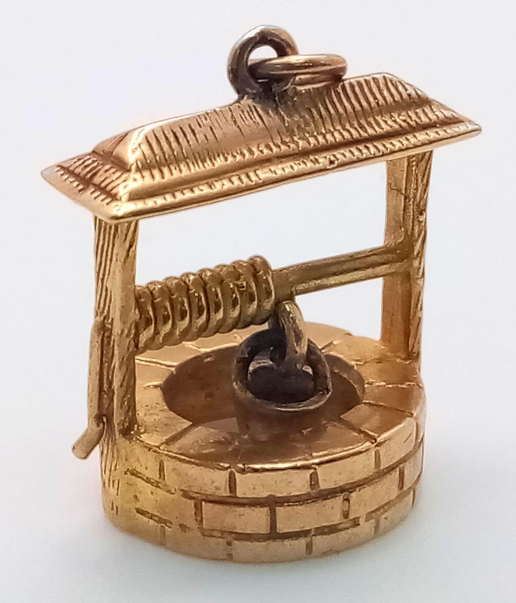 A 9K Yellow Gold Wishing Well Pendant/Charm. 2.5cm. 4.2g weight.