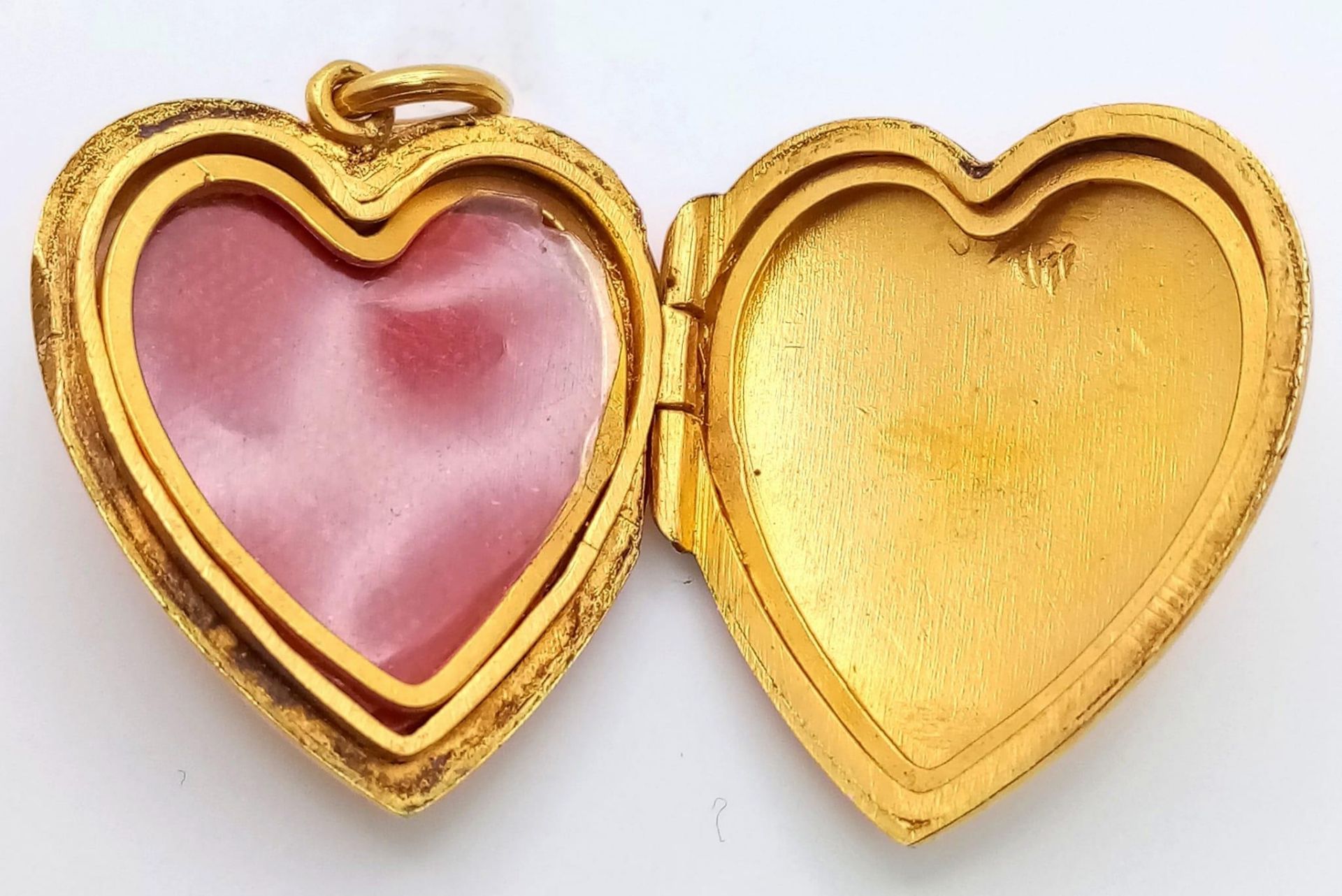 A p K yellow gold heart shaped locket with engraved front. Height (with bail): 32 mm, weight: 8 g. - Image 2 of 5