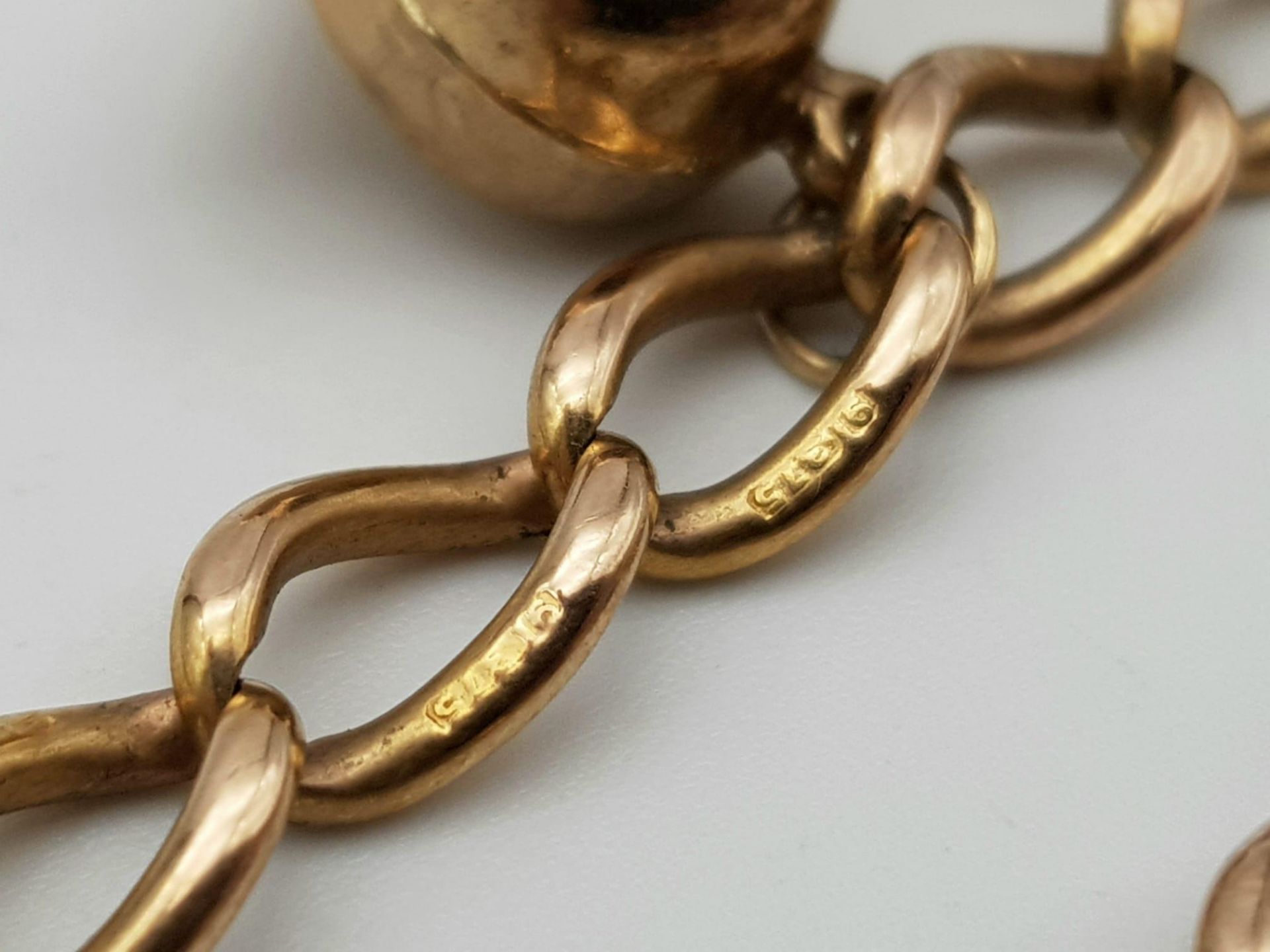 A vintage 9 K rose gold chain bracelet with a padlock clasp and two chams (a snail and a duck). Good - Image 5 of 6