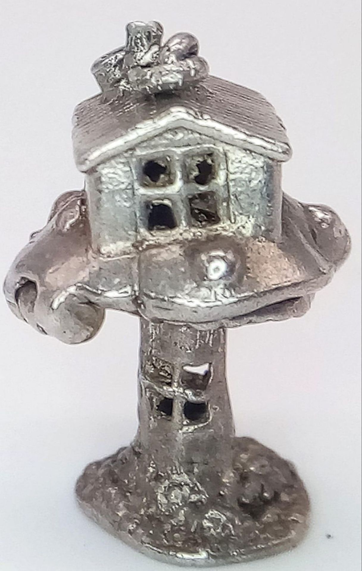 A VINTAGE STERLING SILVER TREE HOUSE CHARM, WHICH OPENS TO REVEAL A WIZARD INSIDE, WEIGHT 4G - Image 3 of 8