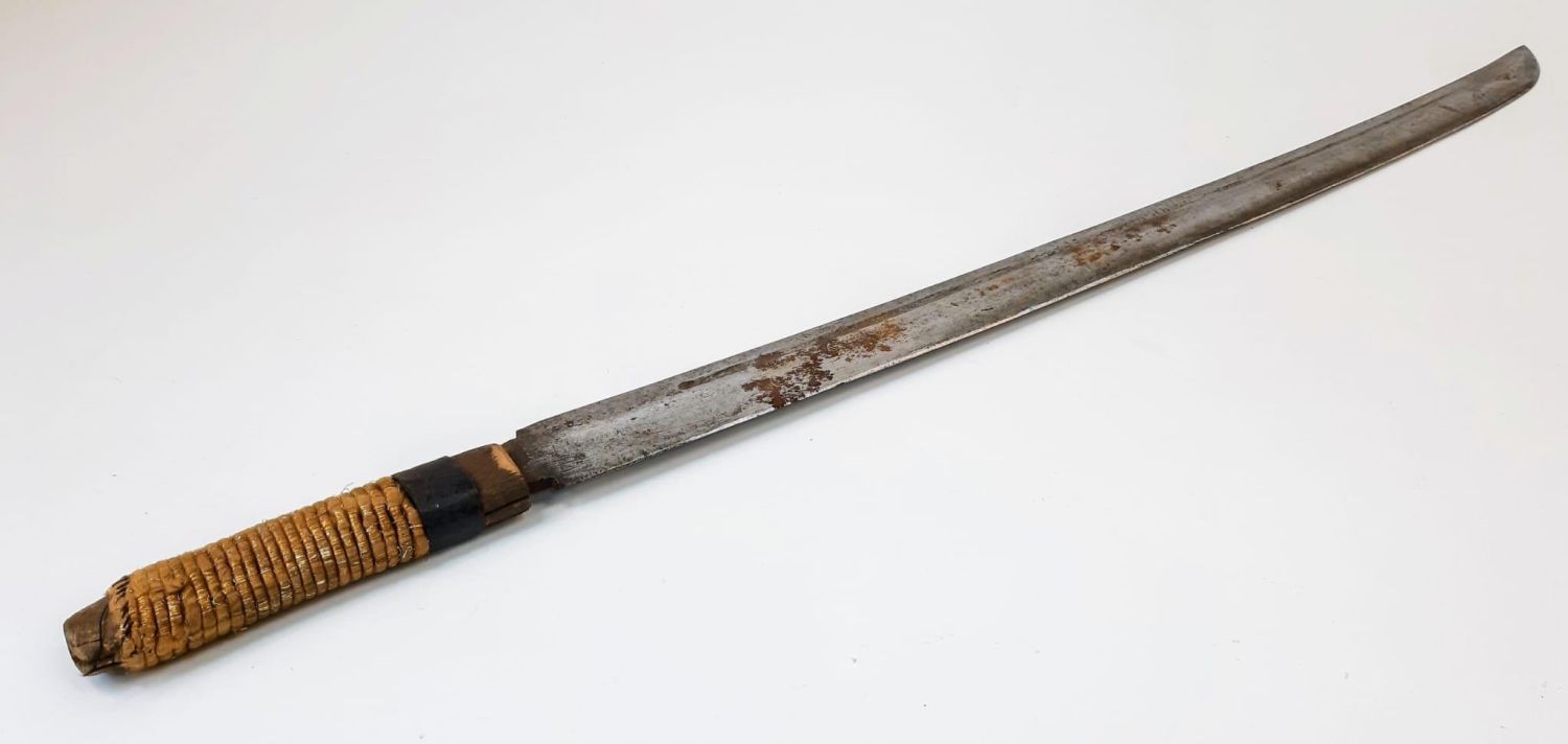 An Antique Heavy Curved Blade Oriental Sword in Leather Covered Wooden and Iron Sheath. Very Sharp - Image 7 of 16