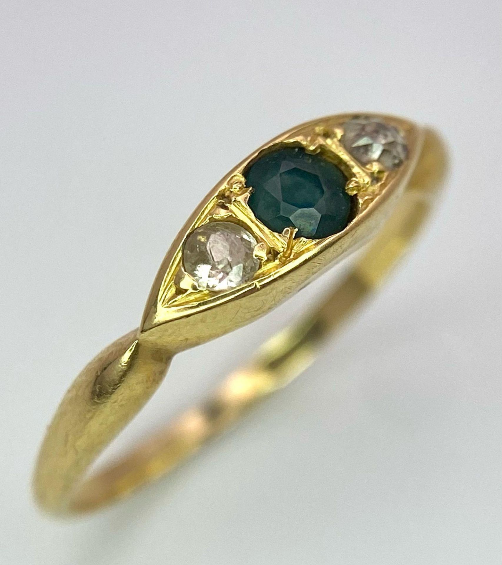 A Vintage 18K Yellow Gold Emerald and Diamond Ring. Size K. 2.56g total weight. - Bild 4 aus 11