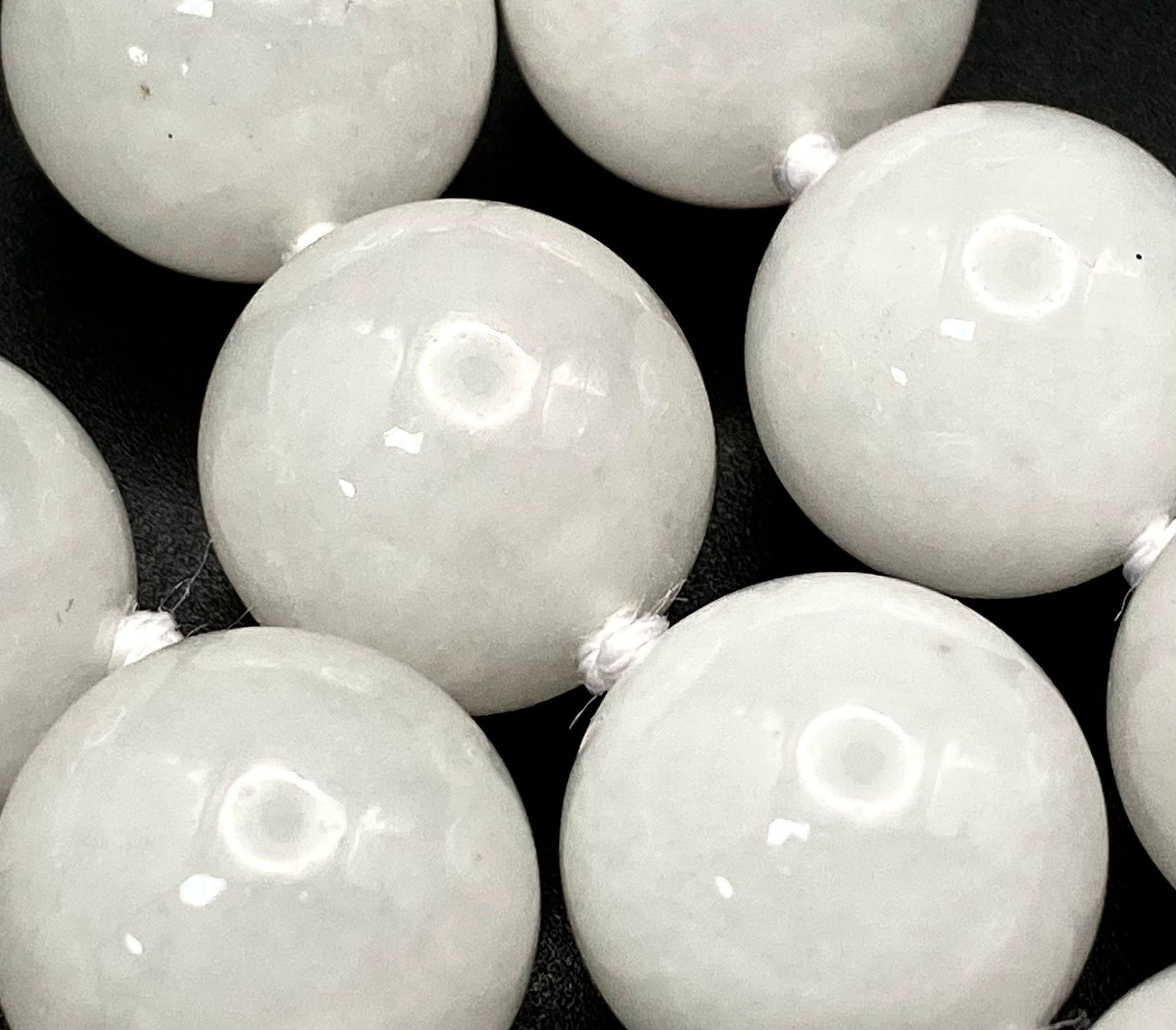A Bright White Jade Bead Necklace. Good sized beads - 14mm. 42cm necklace length. Lifesaver clasp. - Bild 3 aus 3