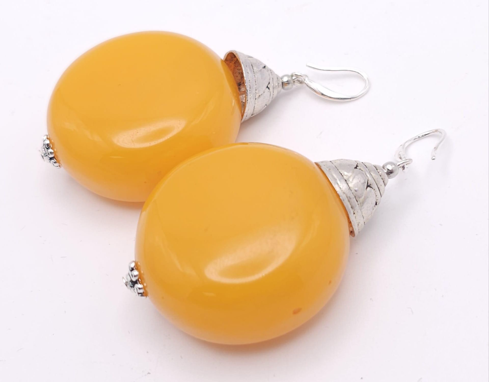 An Egg Yolk Amber Resin Necklace and Earrings Set. 46cm necklace. earrings - 5cm. - Image 10 of 13