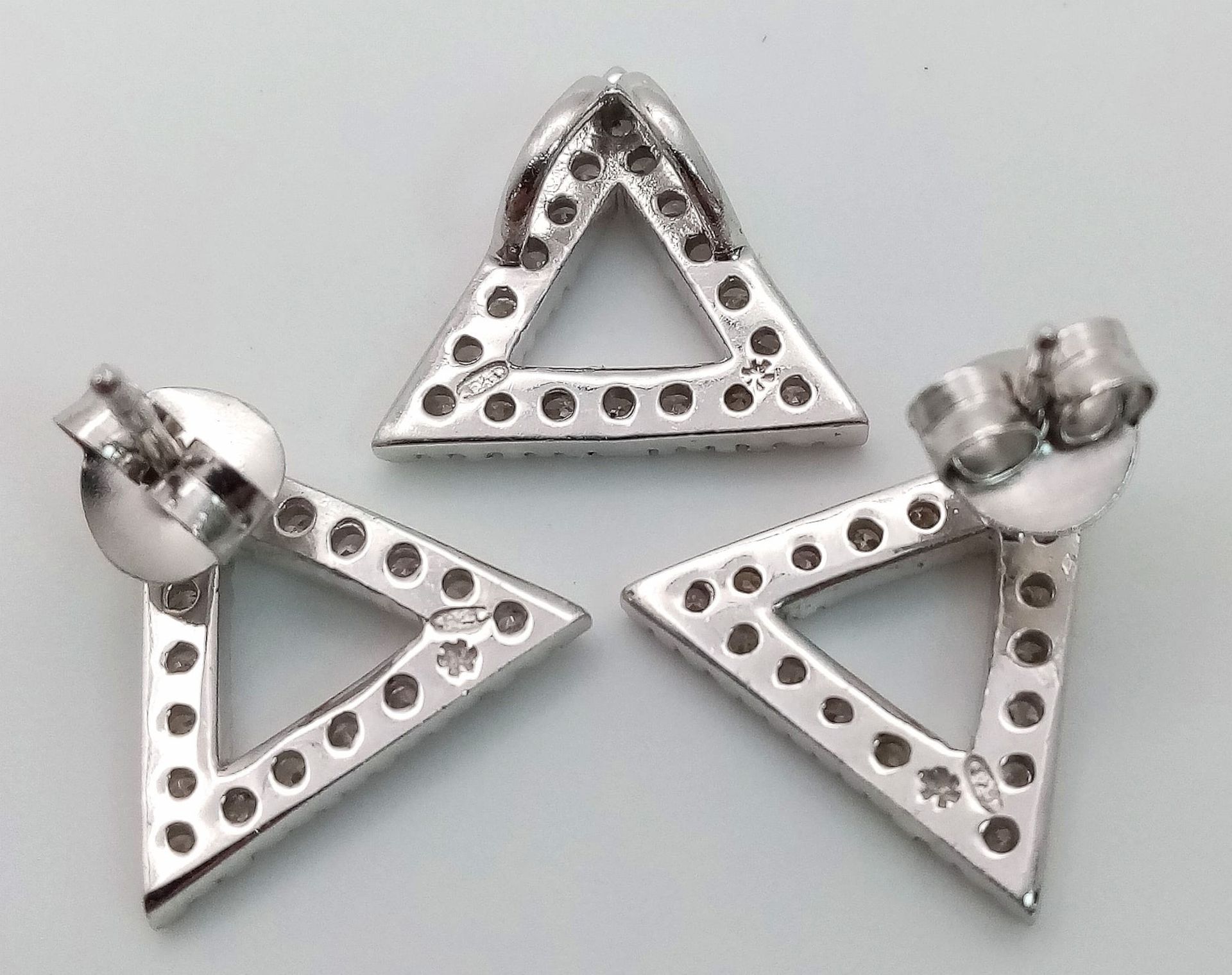 A MATCHING SET OF STERLING SILVER STONE SET TRINGULAR STUD EARRINGS AND PENDANT, WEIGHT 4.1G - Image 2 of 6