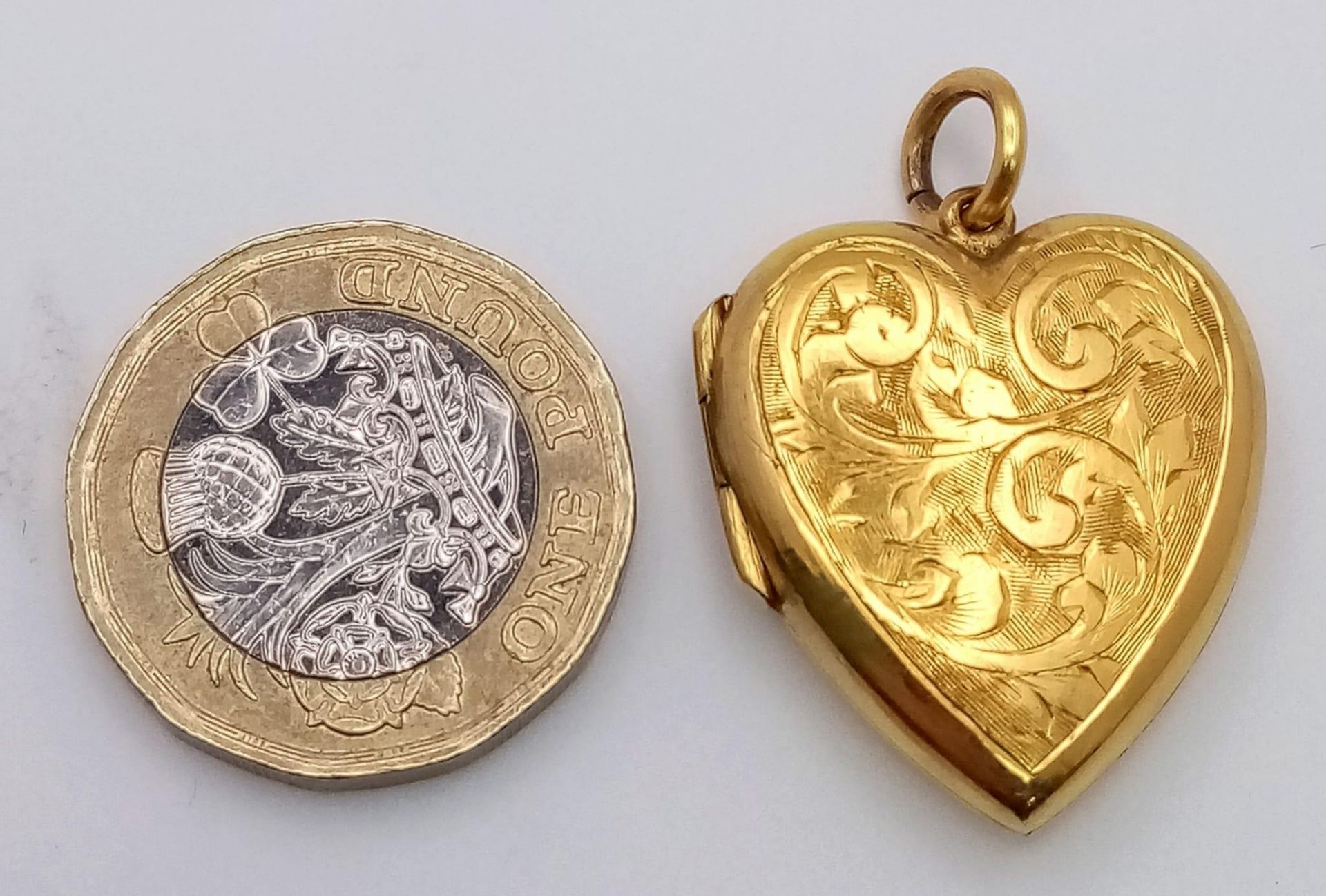 A p K yellow gold heart shaped locket with engraved front. Height (with bail): 32 mm, weight: 8 g. - Image 5 of 5