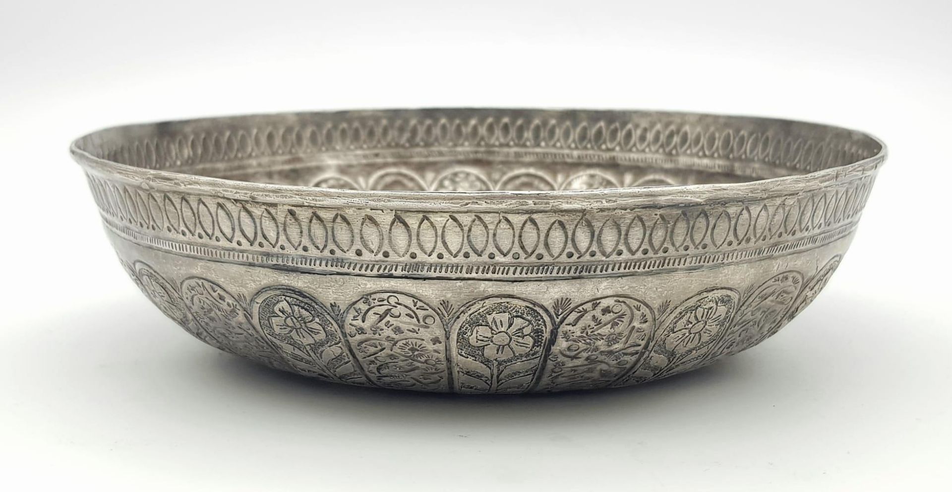 AN ANTIQUE HAND CHASED SILVER "PESACH" WATER BOWL WITH ELABORATE DESIGNS AND WRITING IN HEBREW . - Bild 4 aus 13