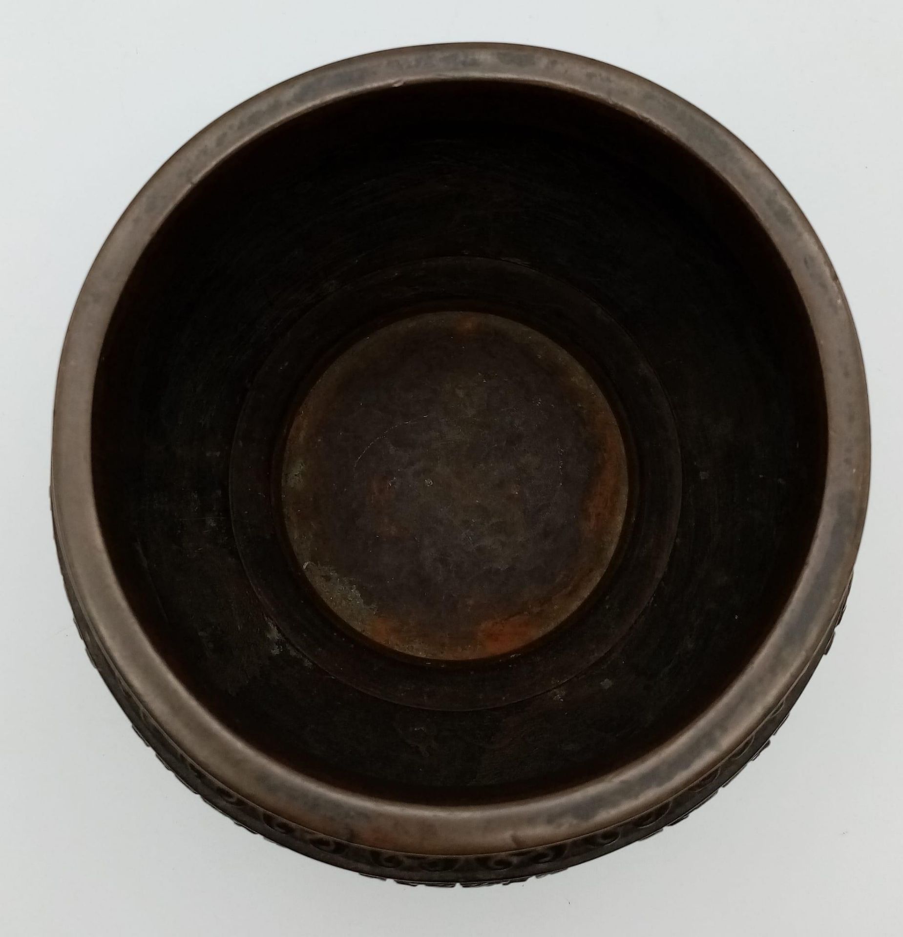 An Exquisite Antique 19th Century Bronze Bowl. Wonderfully decorated with repeat panels of Phoenix - Bild 3 aus 4