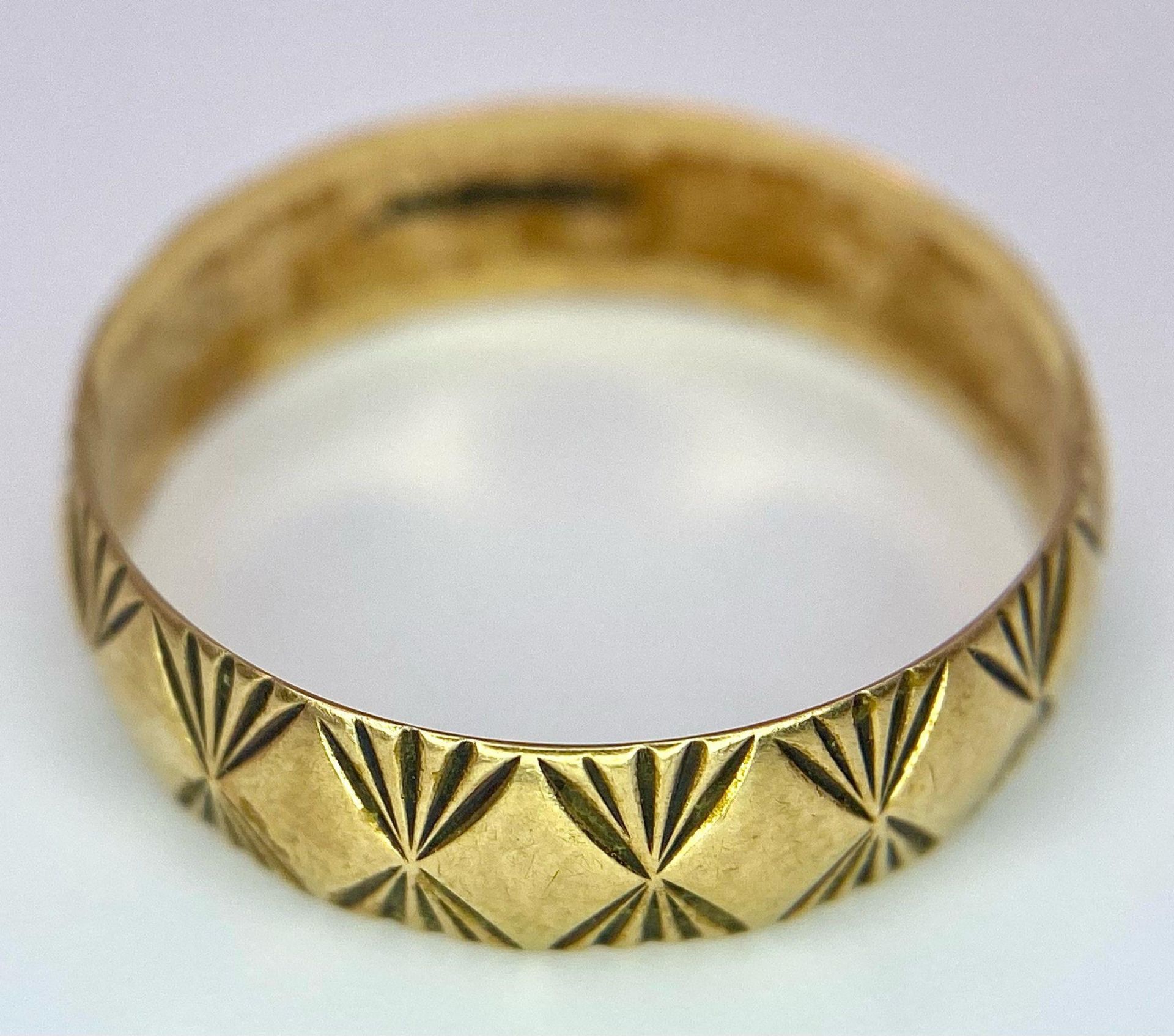 A Vintage 9K Yellow Gold Band Ring with Geometric Pattern Decoration. 6mm width. Size R. 2.1g - Bild 6 aus 11