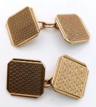 A PAIR OF 9K GOLD CHAIN LINK CUFFLINKS WITH HERRINGBONE PATTERN