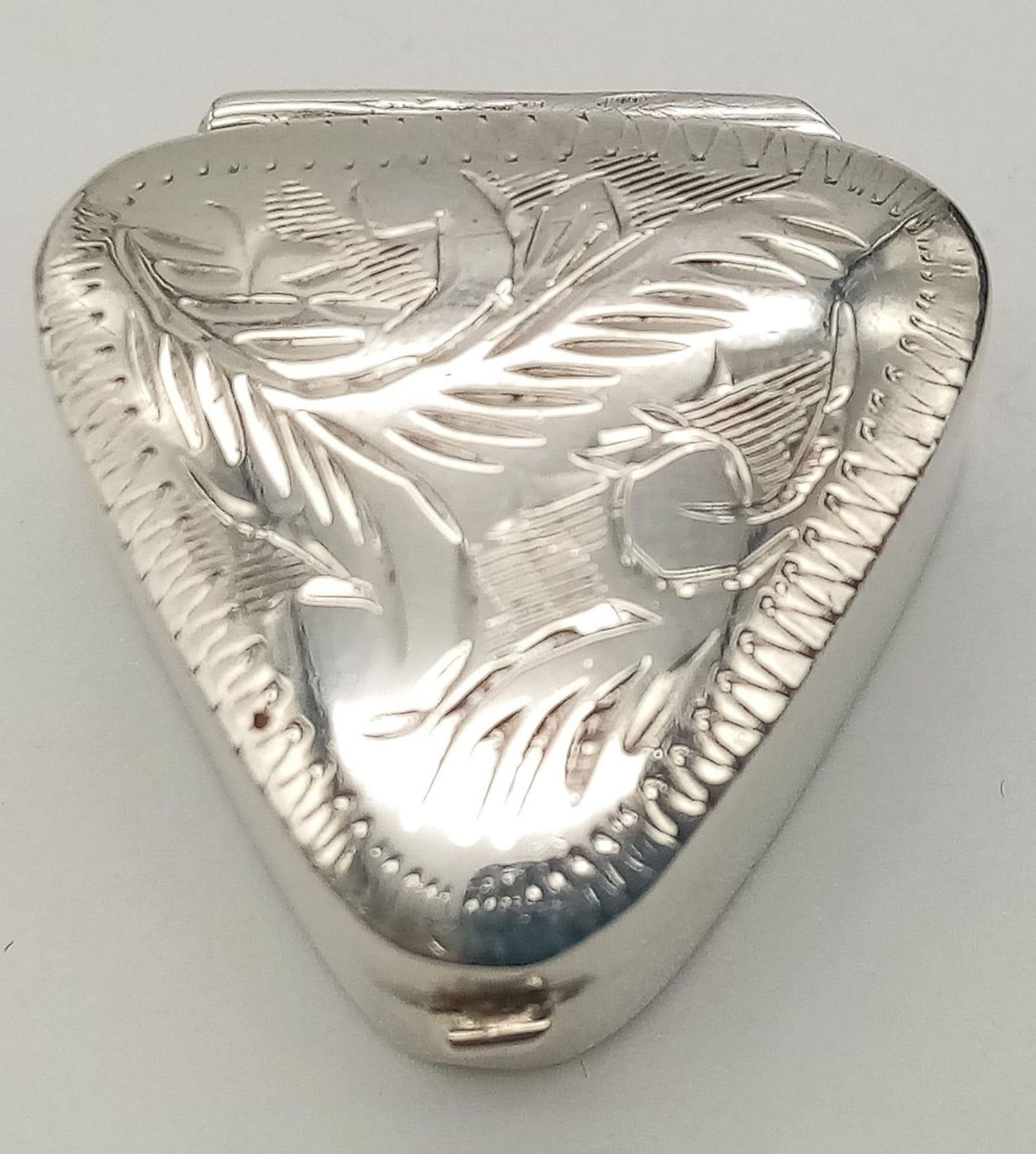 A TRIANGULAR STERLING SILVER TRINKLET BOX/PILL BOX, NICELY ENGRAVED ON TOP, WEIGHT 7.1G - Bild 3 aus 12