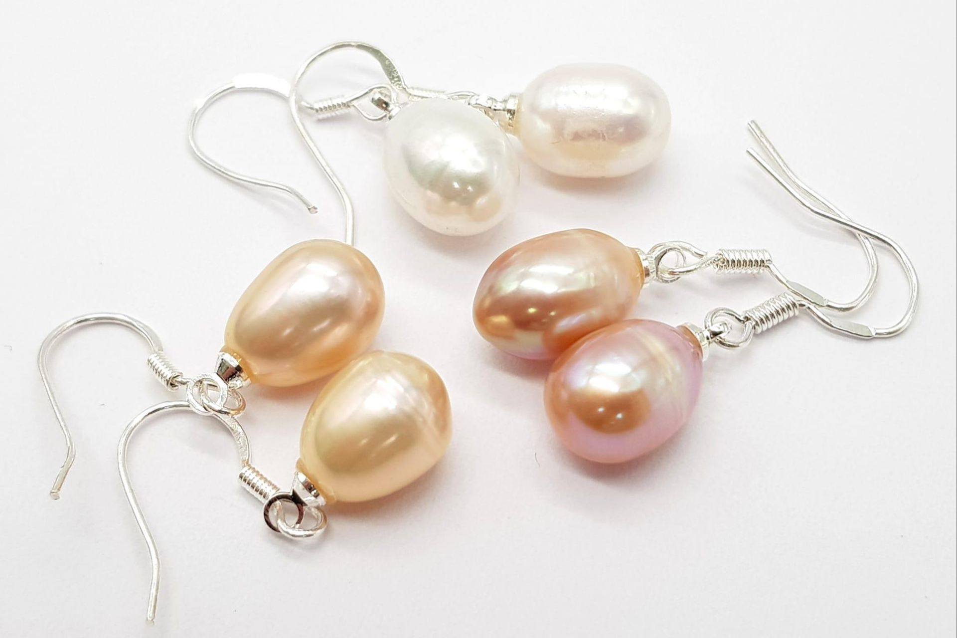 Three Pairs of Teardrop Shaped Pastel Coloured Freshwater Pearl Earrings. Set in 925 silver. - Bild 3 aus 7