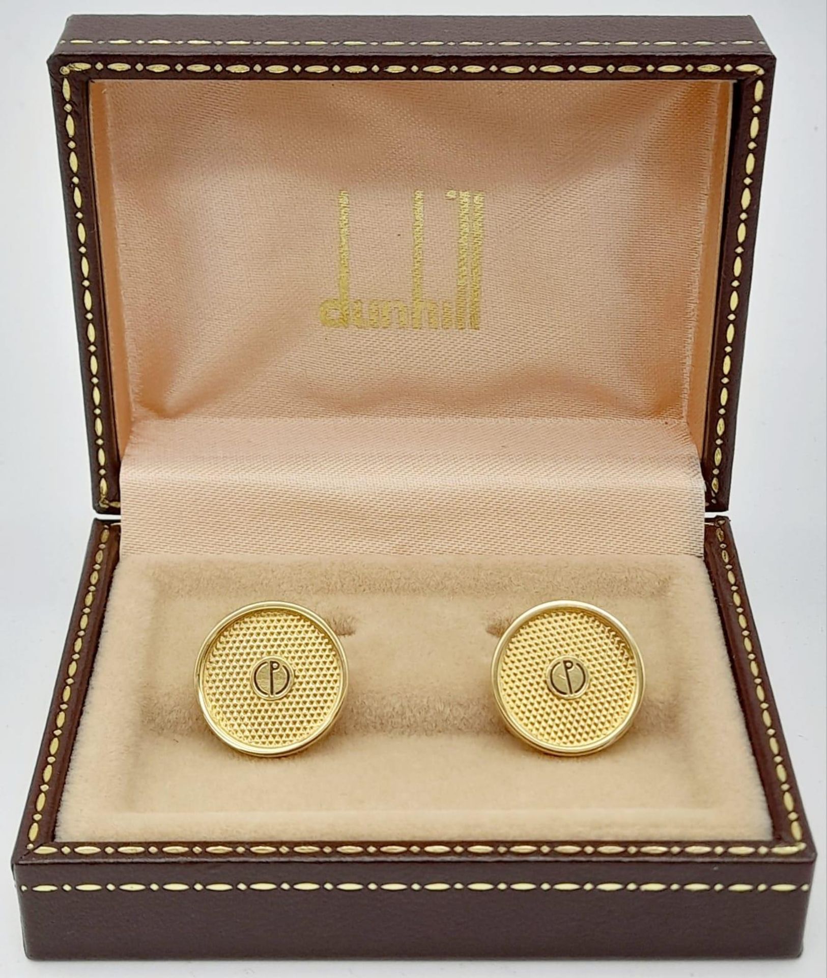 A Pair of Yellow Gold Gilt Round Engine Turned Cufflinks by Dunhill in their original presentation - Bild 2 aus 13