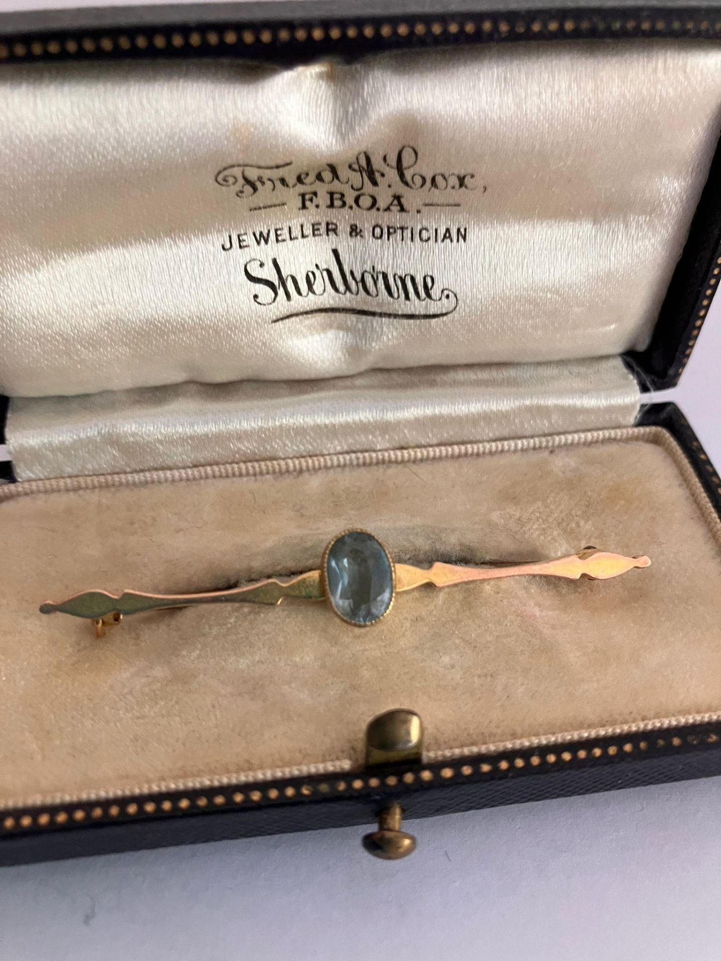 Vintage 9 carat GOLD and BLUE TOPAZ BAR BROOCH. Complete with original vintage case. 1.9 grams. - Image 4 of 4