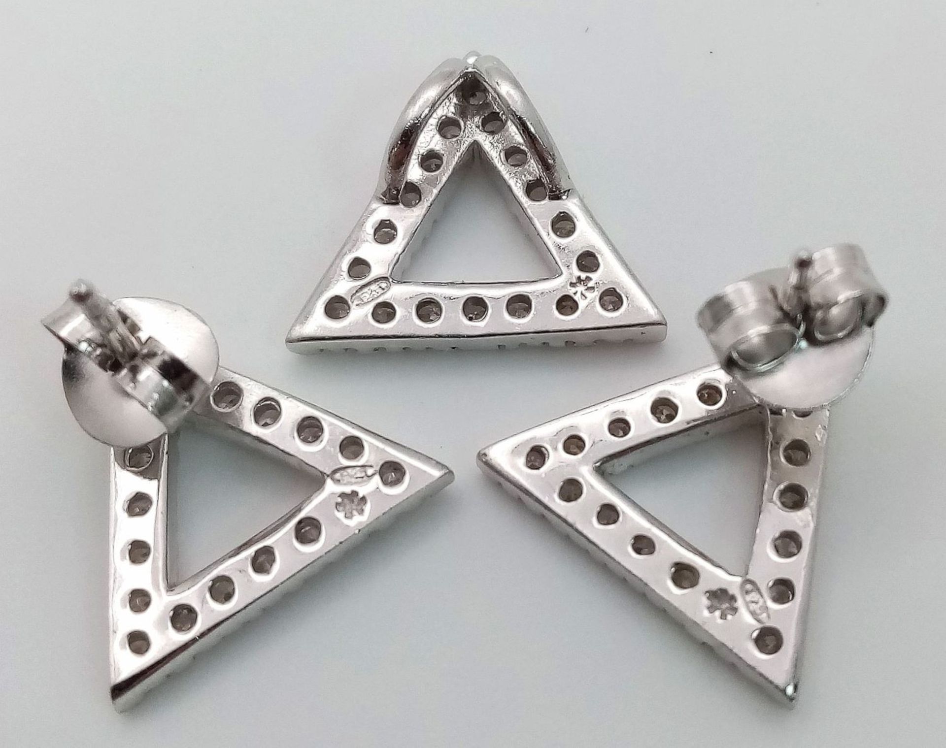 A MATCHING SET OF STERLING SILVER STONE SET TRINGULAR STUD EARRINGS AND PENDANT, WEIGHT 4.1G - Image 5 of 6