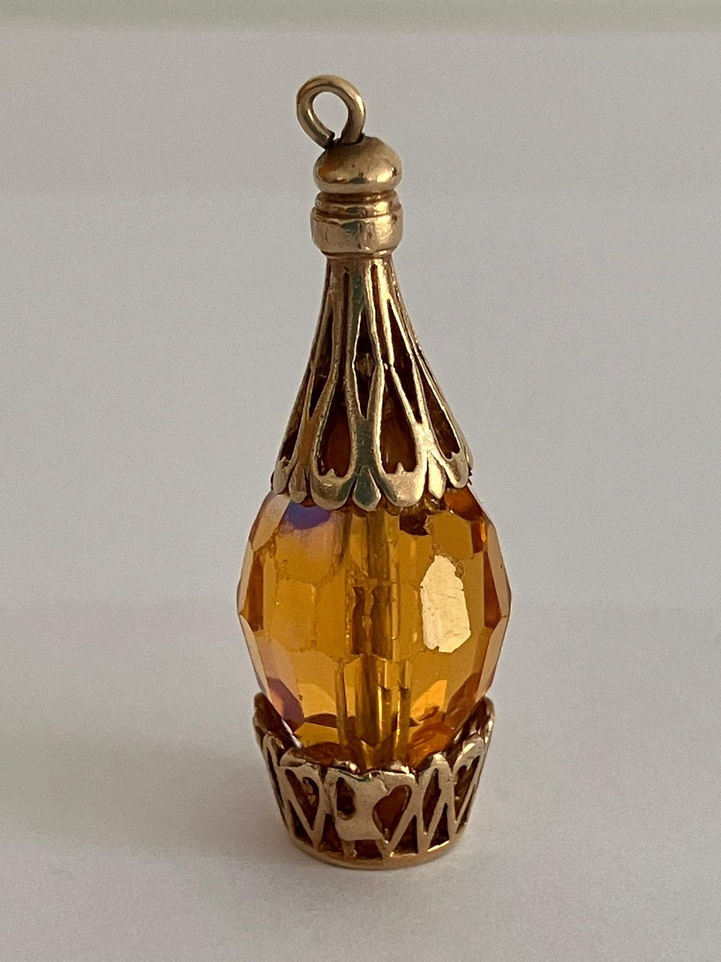 9 carat GOLD CHIANTI BOTTLE CHARM. Fully hallmarked. 5.5 grams. Approx 3.4 cm. - Bild 2 aus 2