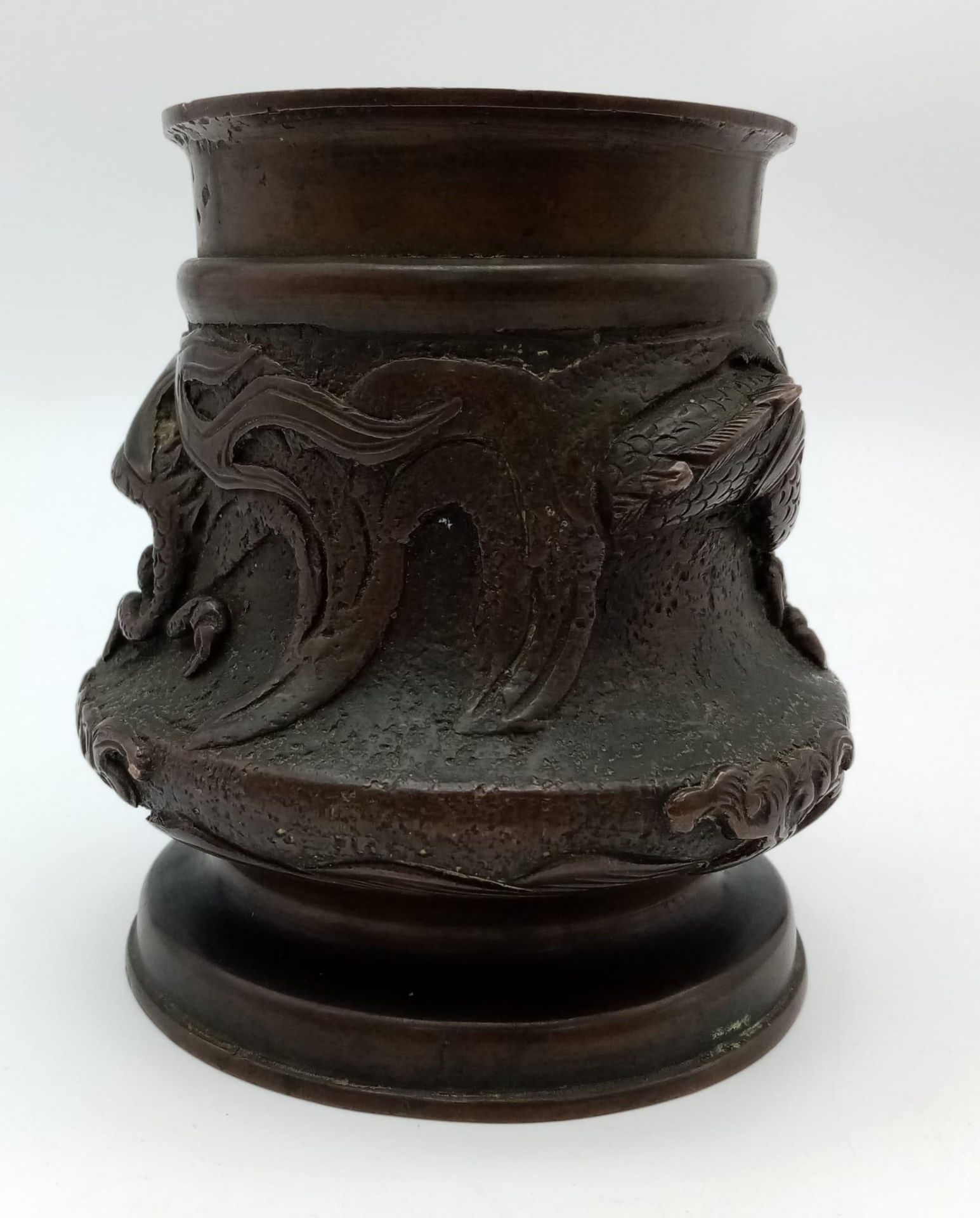 A Visually Stunning Antique Chinese Bronze Brush Pot - With wonderful flowing dragon decoration. - Bild 7 aus 11