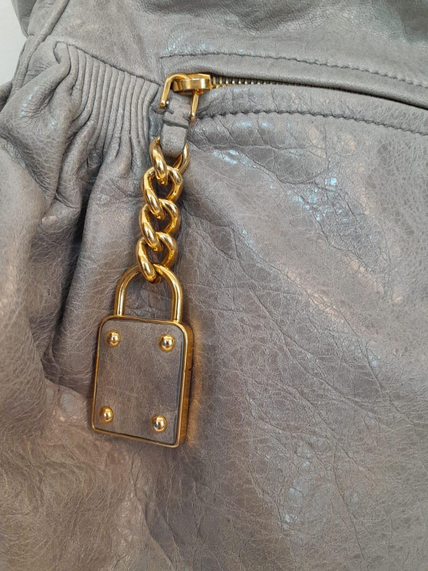 A Miu Miu Vitello Leather Handbag. Textured grey leather exterior with large zipped compartment. - Bild 4 aus 9