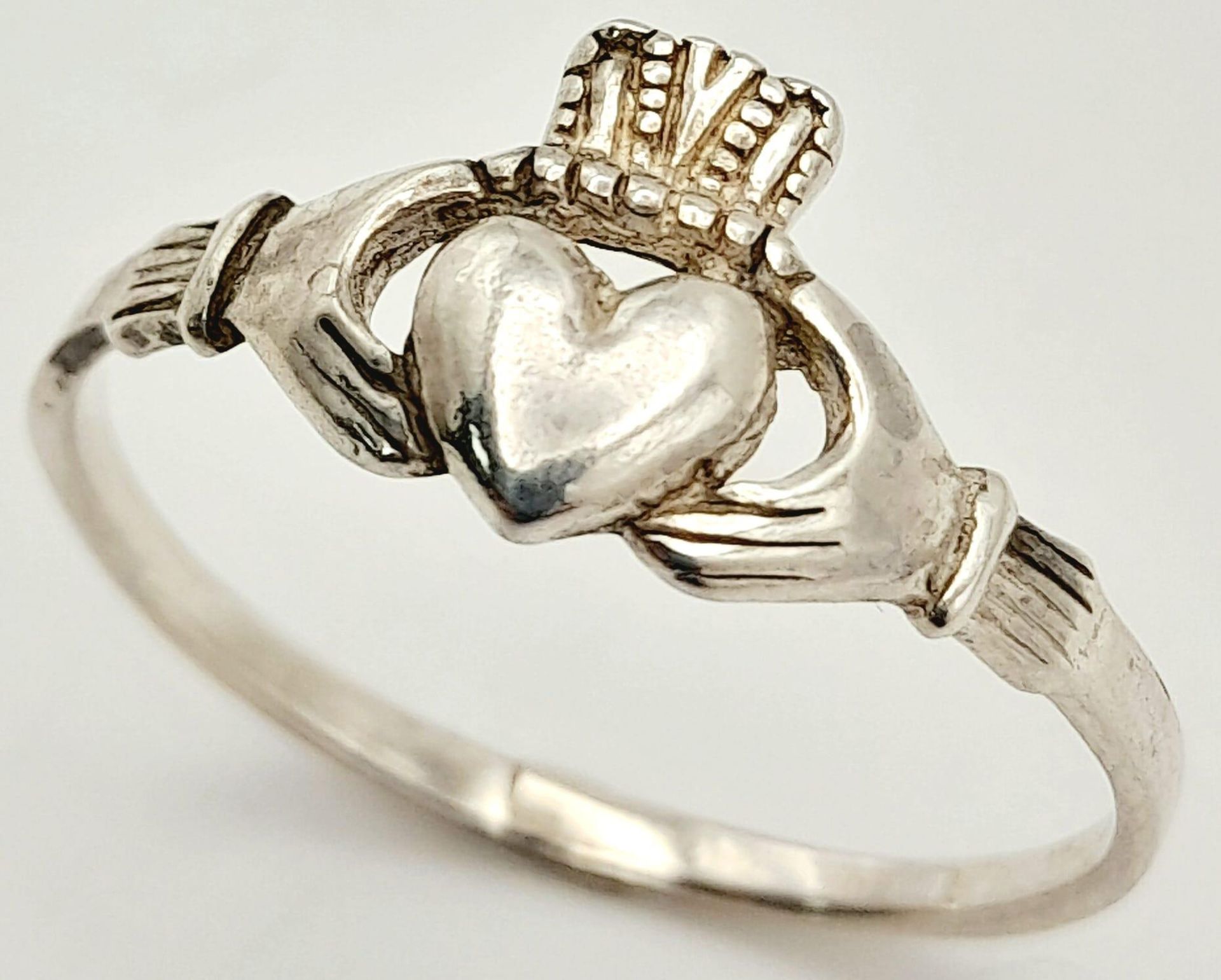 A Sterling Silver Claddagh Ring. Size Z, 2.6g total weight. Ref:8278