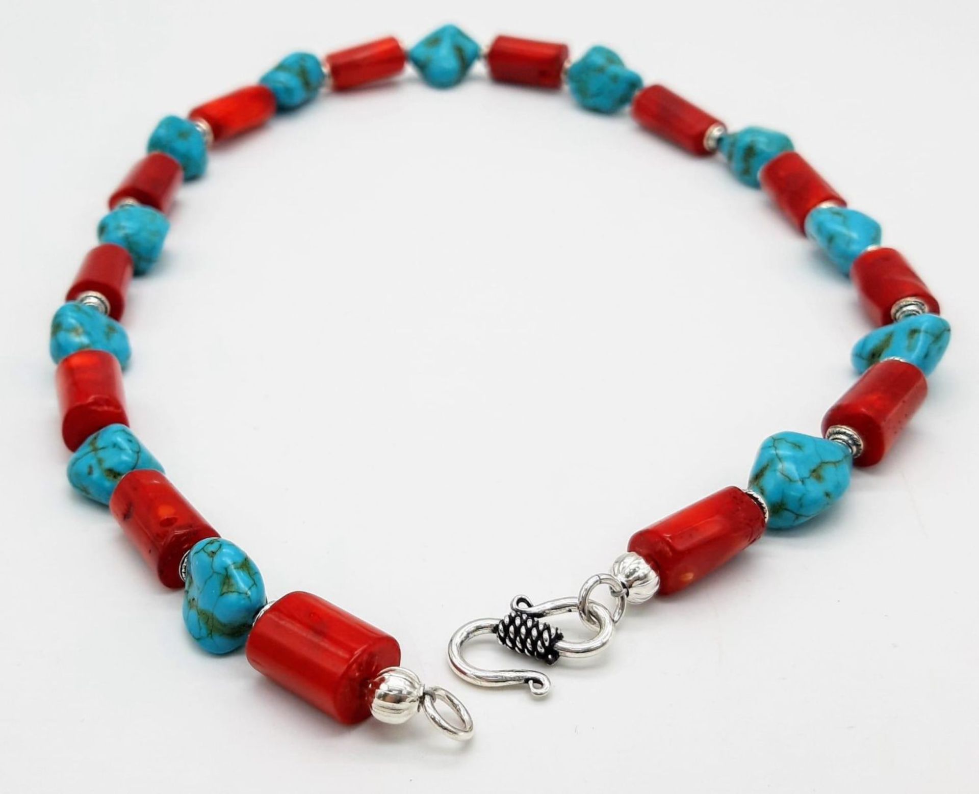 A substantial, chunky red coral and turquoise nugget necklace, bracelet and earrings set, in a - Bild 7 aus 12