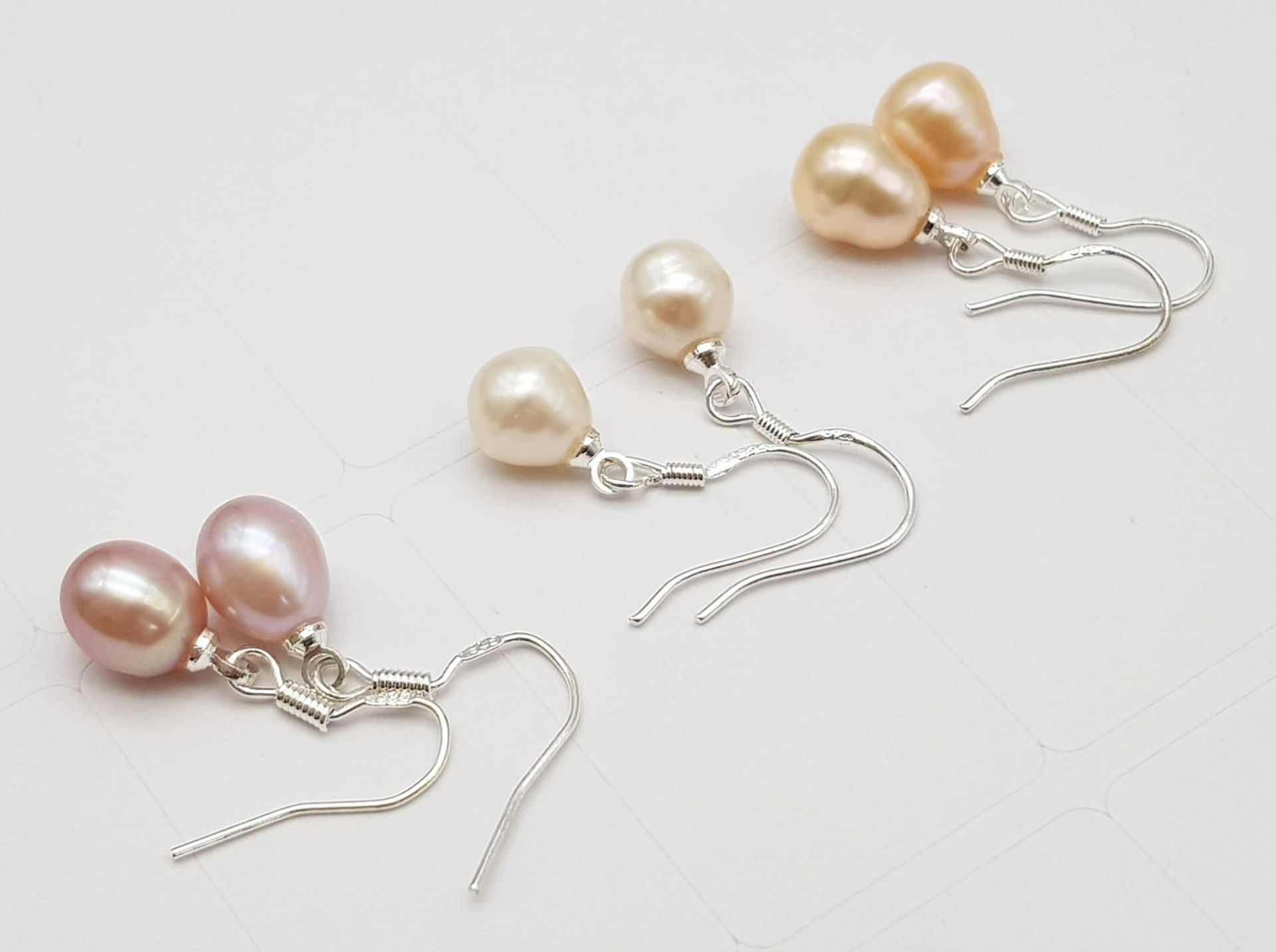 Three Pairs of Freshwater Pastel Shade Earrings. Set in 925 silver. - Bild 2 aus 7