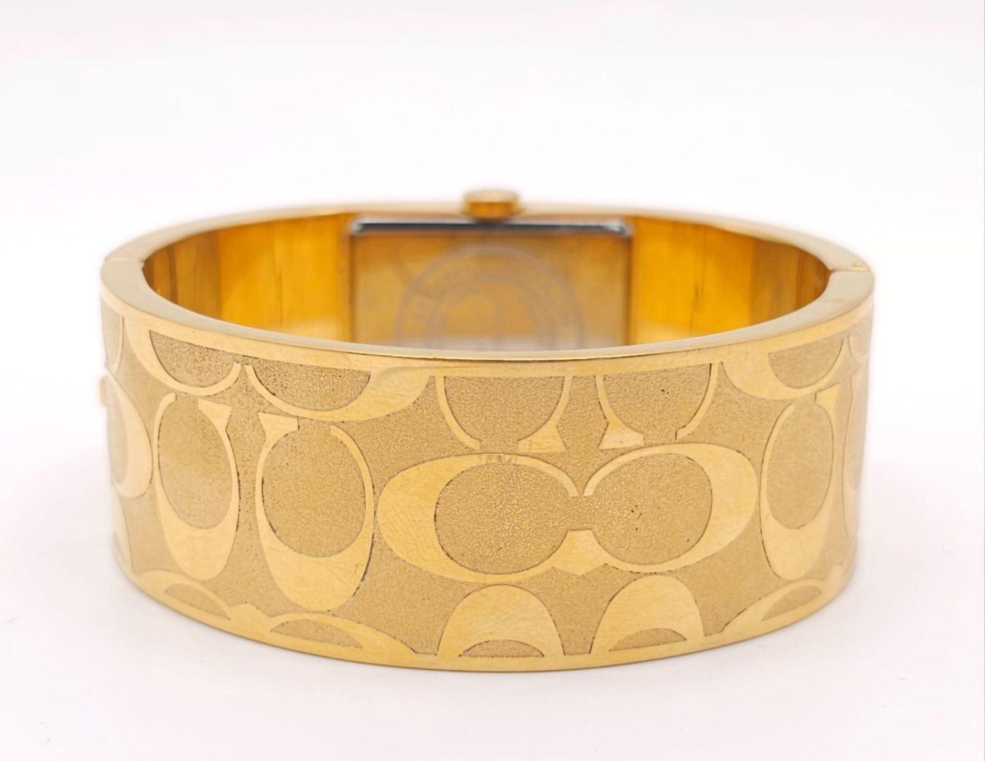 A CLIP BANGLE FASHION WATCH BY COACH , WITH QUARTZ MOVEMENT AND SQUARE GOLD TONE DIAL . COMES WITH - Bild 11 aus 24