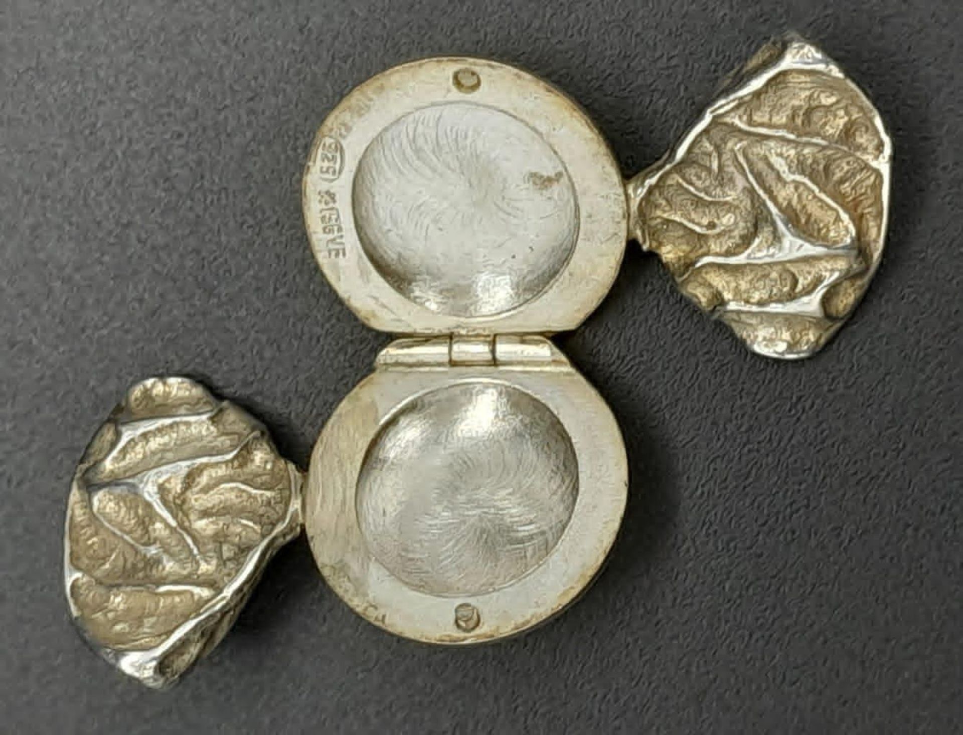 A Sterling Silver Small BonBon Shaped Pill Box. 4cm - Bild 3 aus 9