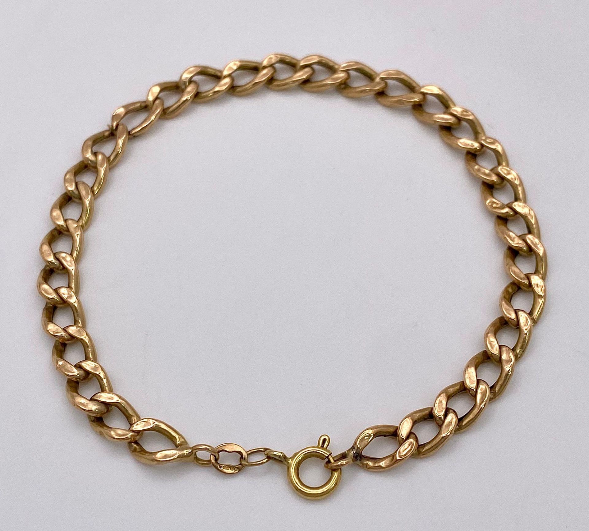 An 18K Yellow Gold Flat Curb Link Bracelet. 19cm. 4.25g weight. - Bild 4 aus 6
