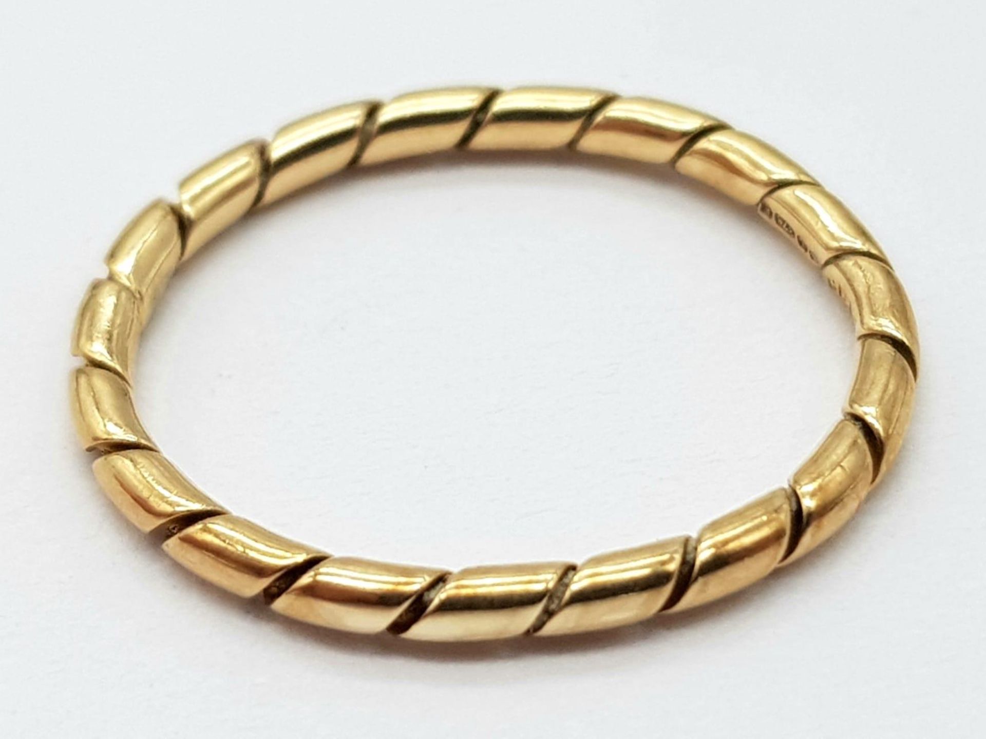 A Vintage 9K Yellow Gold Thin Band Ring with Diagonal Ridged Design. Size K. 1.33g. 2mm - Bild 3 aus 5