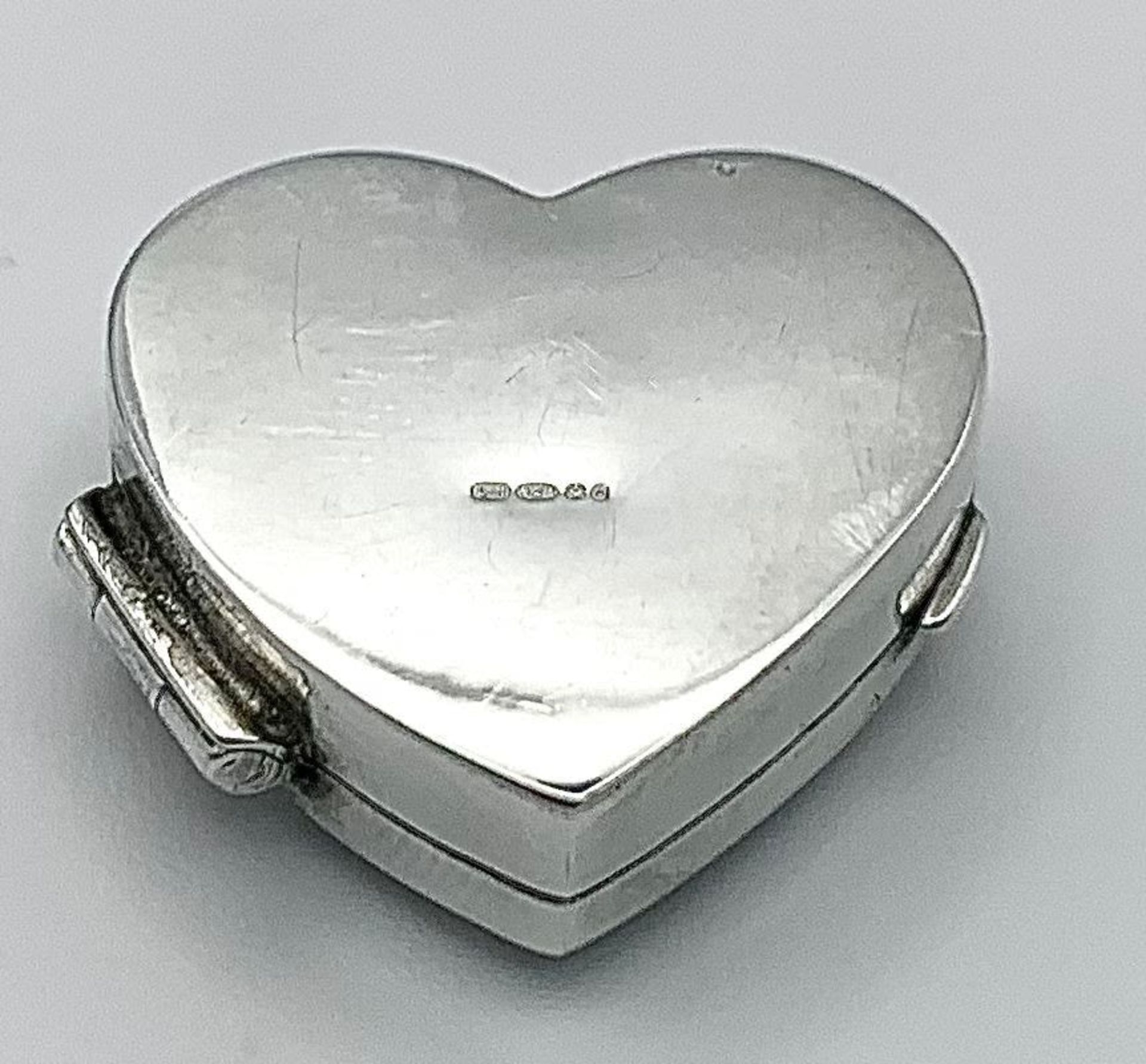 A Small Sterling Silver Heart Shaped Pill Box. Hallmarked. 2.5cm - Bild 3 aus 5