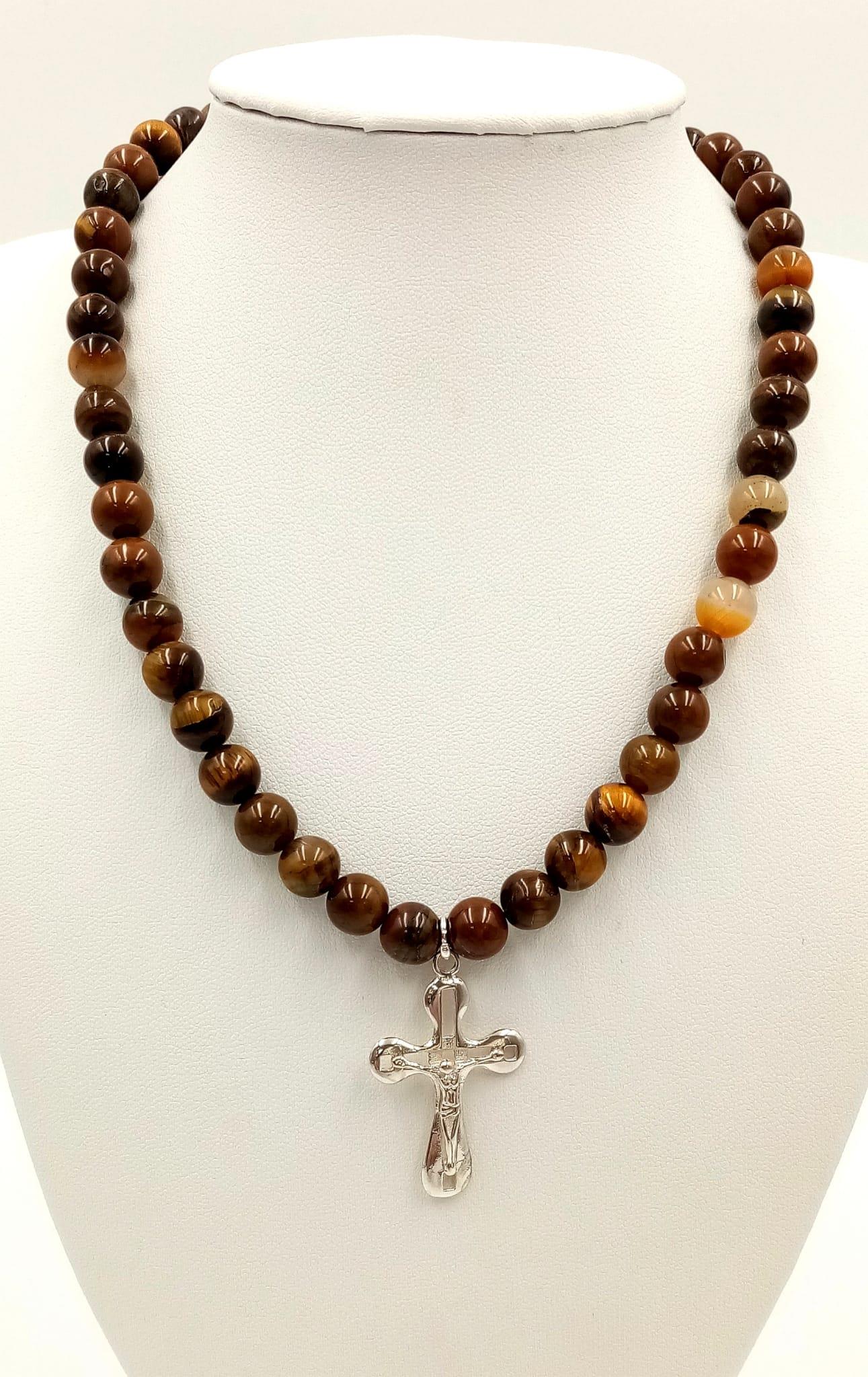 A tiger's eye necklace with a sterling silver cross and clasp. Necklace length: 41 cm, total weight:
