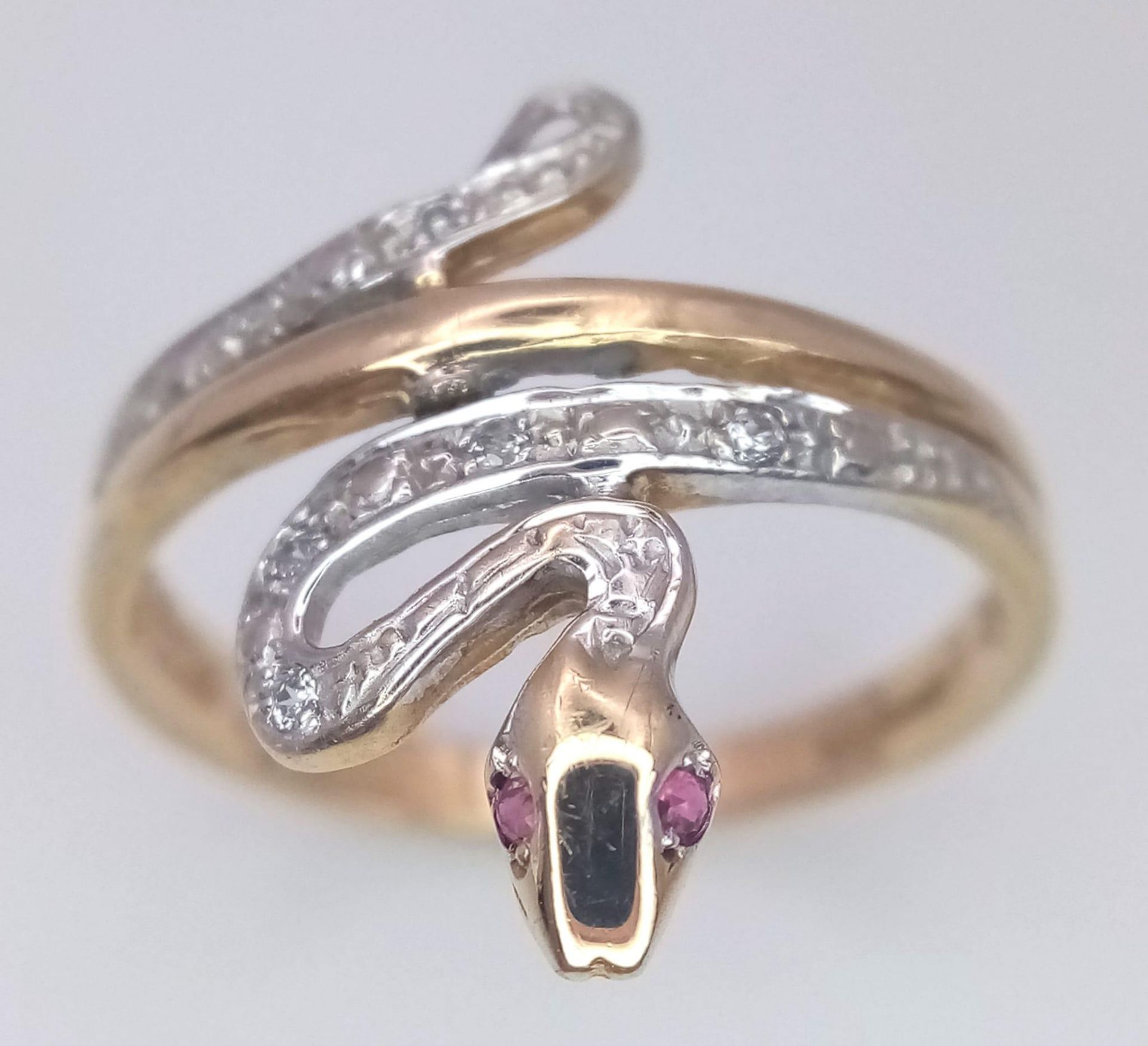 A 9K YELLOW GOLD WHITE STONE SET SNAKE RING. 3G. SIZE S. - Image 3 of 5