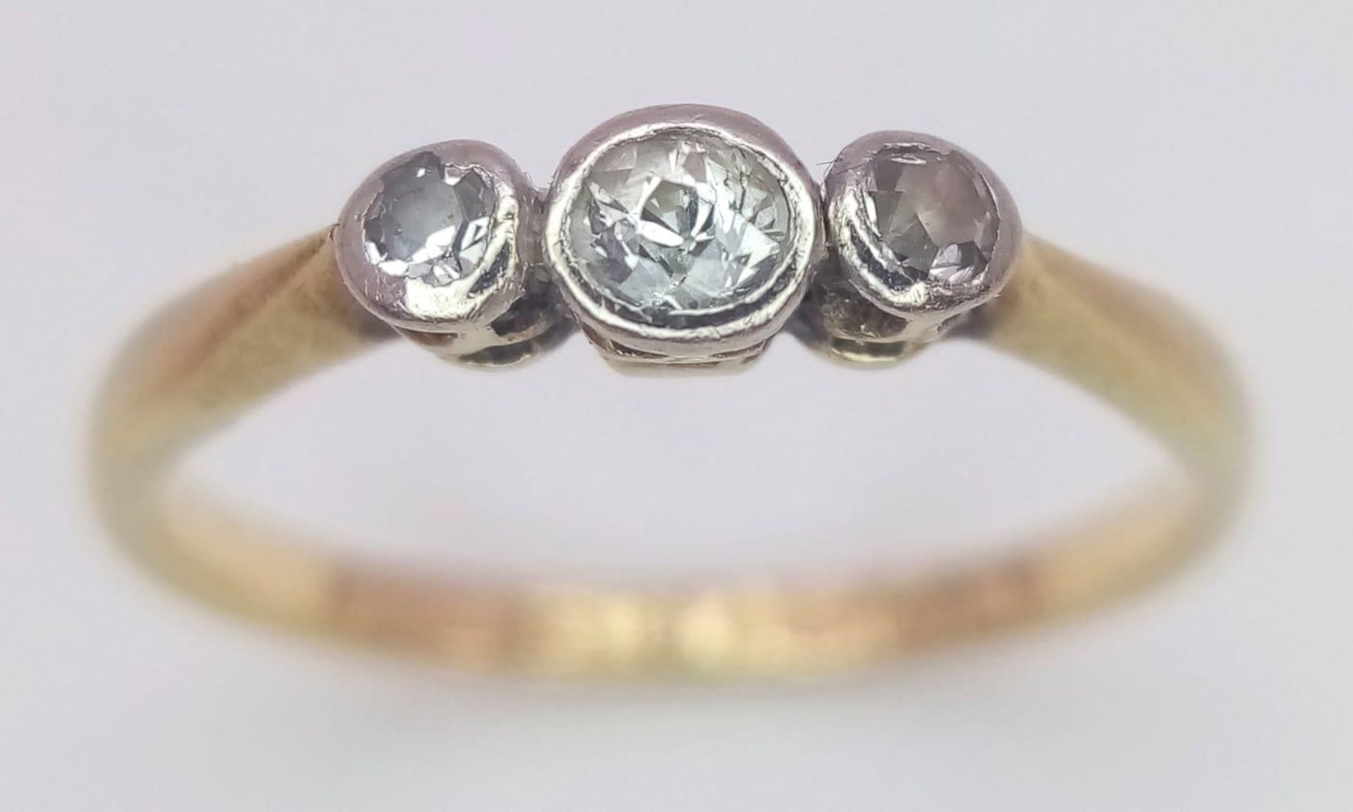 An antique 18 K yellow gold ring with a trilogy of old cut diamonds. Size: M, weight: 1.9 g. - Bild 2 aus 4