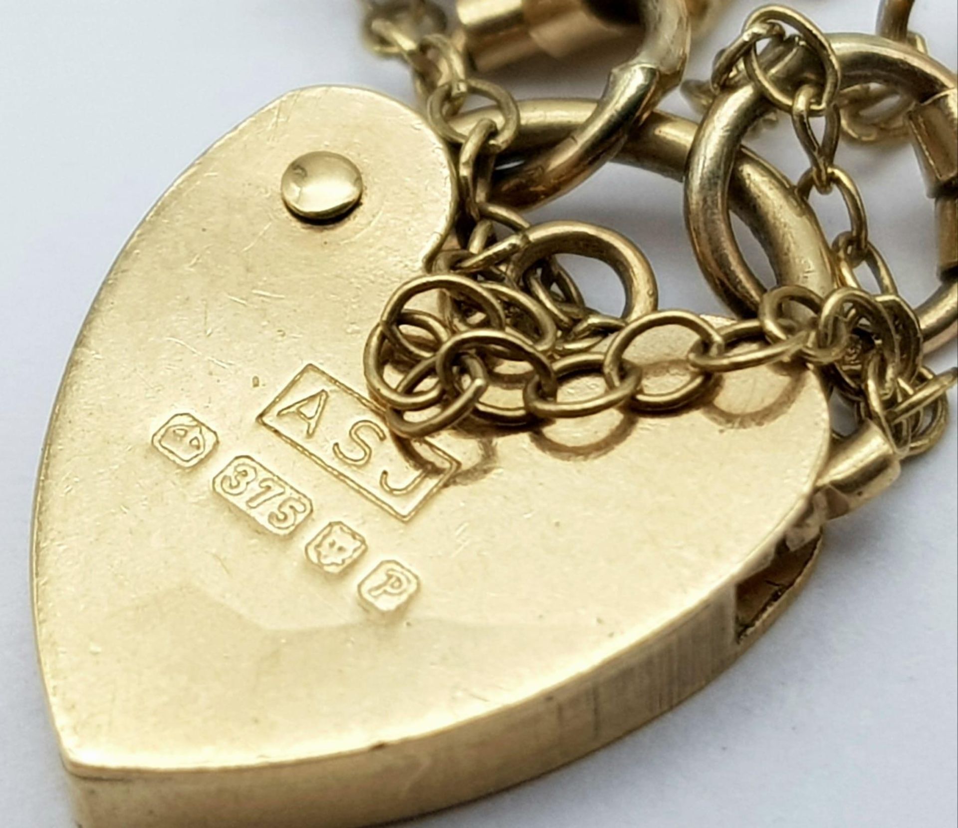 A Vintage 9K Yellow Gold Gate Bracelet with Heart Clasp. 16cm. 6.82g weight. - Image 4 of 5