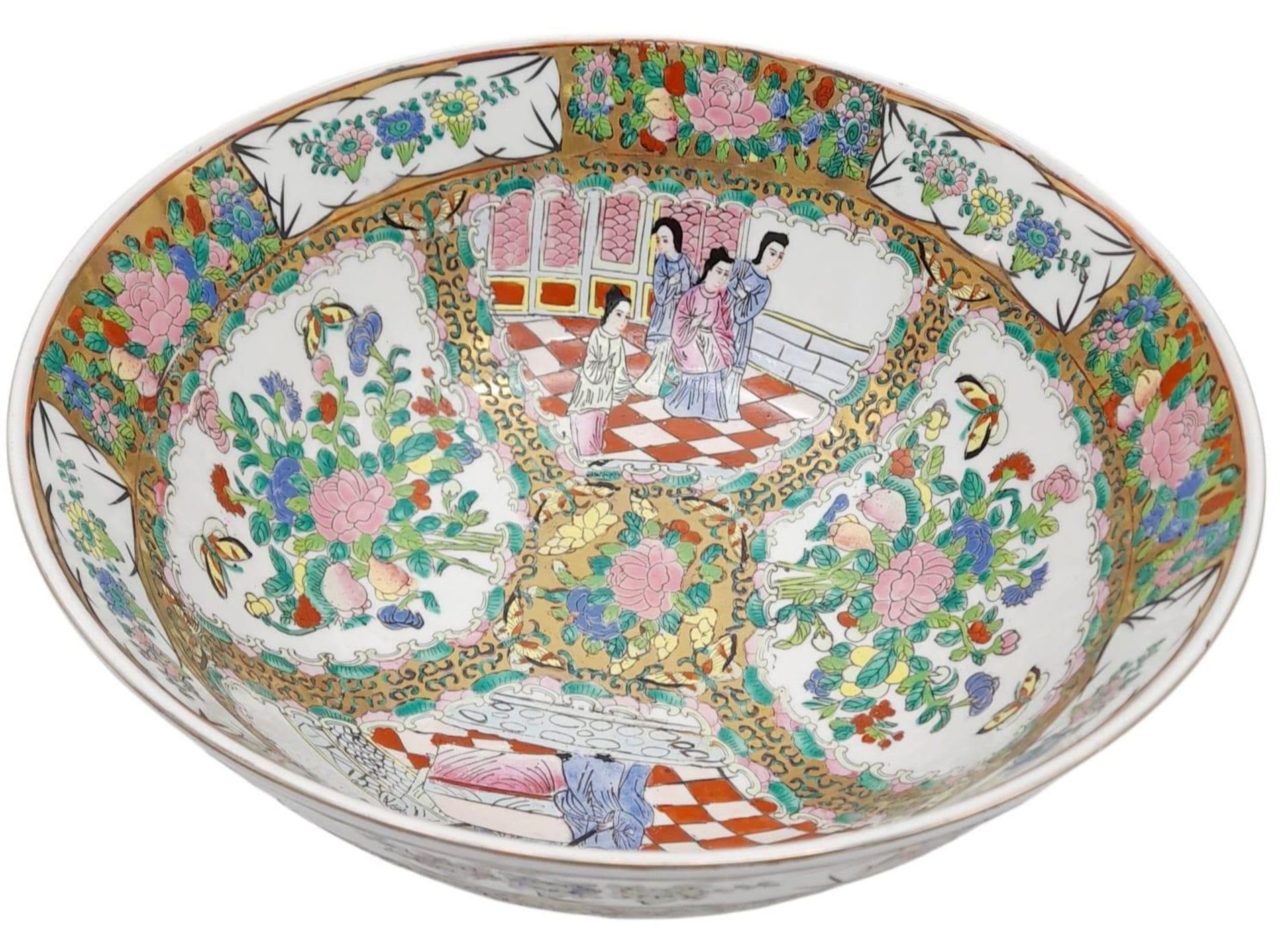 A Very Large Antique Chinese Famille Rose Bowl. Beautiful colours depicting court scenes amongst - Bild 2 aus 8