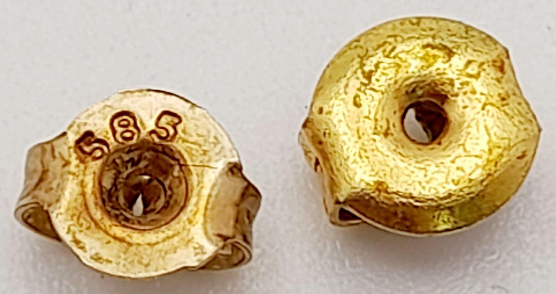 A Pair of 9K Yellow Gold Swirl Earrings. 2.55g total weight. - Bild 10 aus 11
