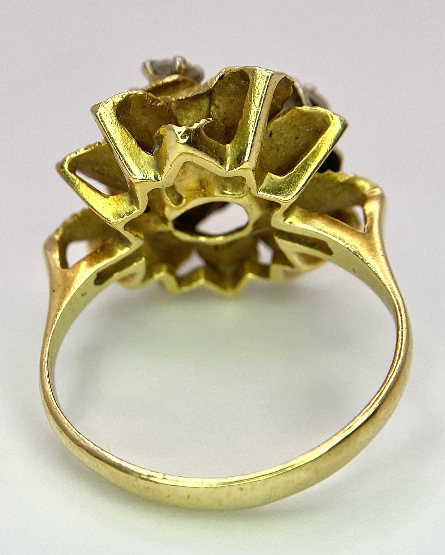 An 18K Yellow Gold and Diamond Floral Design Ring. A rich cluster of golden petals give sanctuary to - Bild 7 aus 9