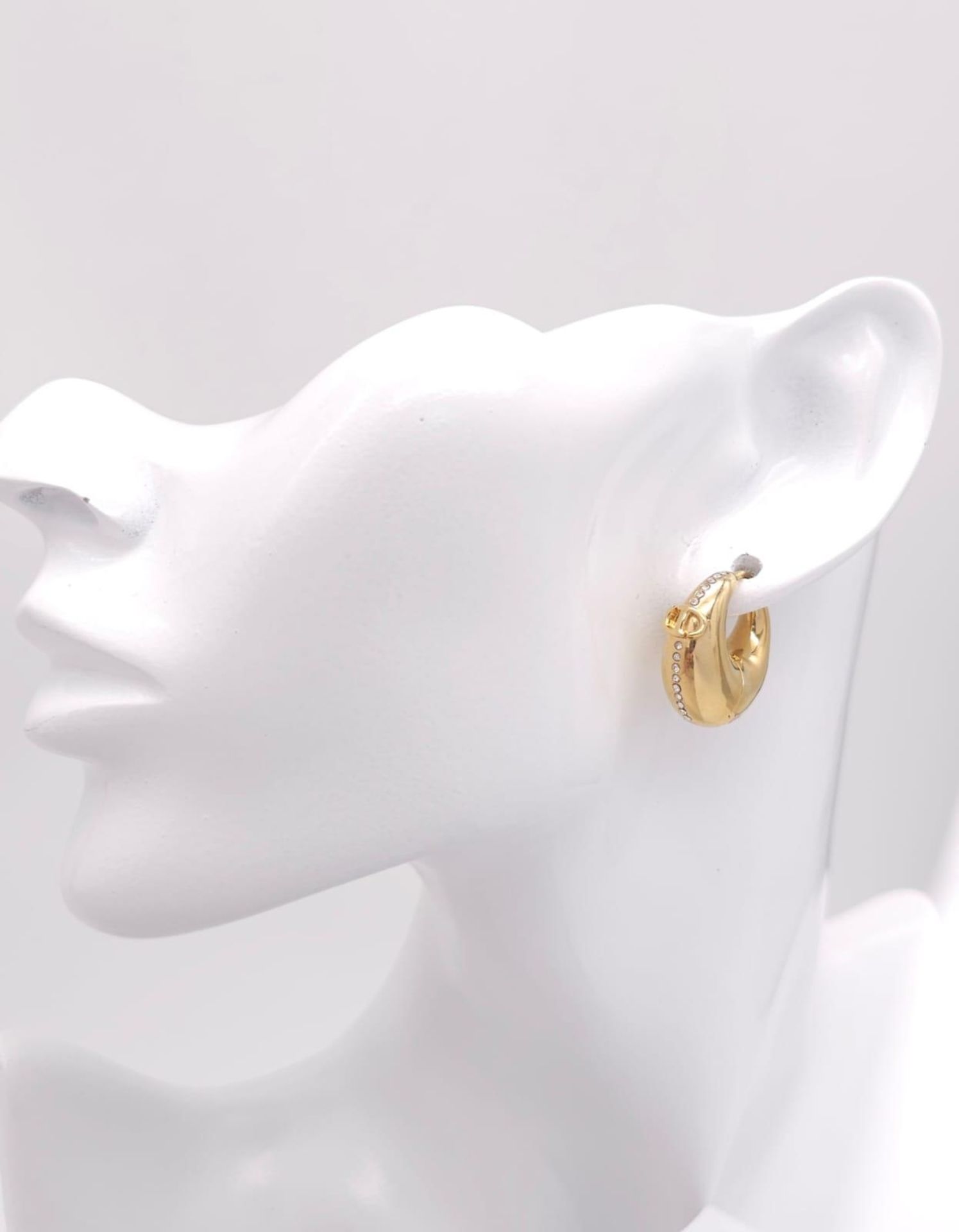 A gold plated DIOR pair of earrings with cubic zirconia. Dimensions: 21 x 22 x 10 mm. - Image 10 of 12