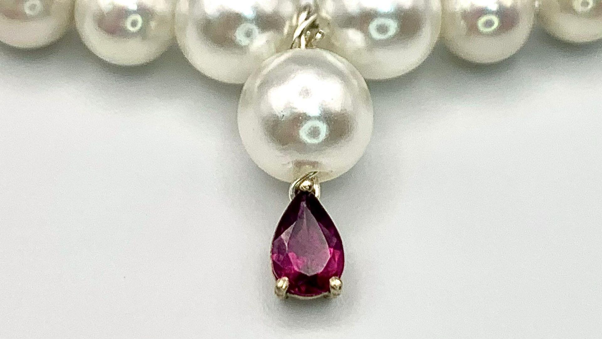 A faux pearl necklace with a 14 K yellow gold clasp and a small amethyst pendant. Length: 43 cm, - Image 6 of 7